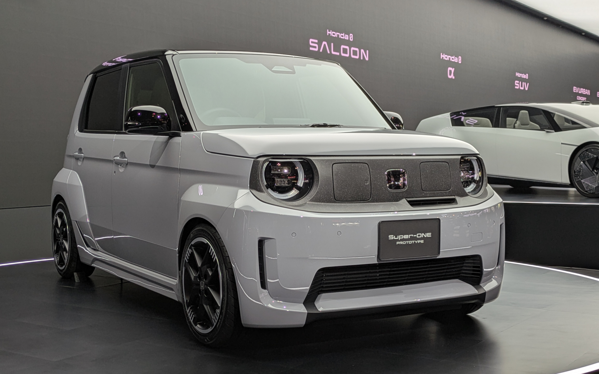 Super-ONEは、2026年より日本を皮切りに、アジア各国や英国など、小型EVのニーズの高い地域に展開すると三部社長がアナウンス