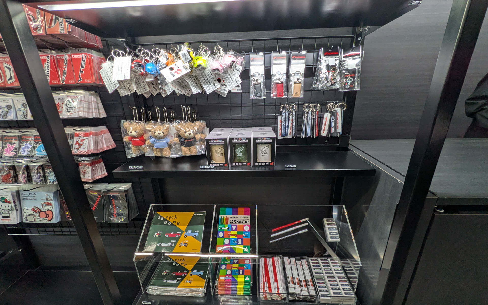 さまざまなホンダグッズが売っている