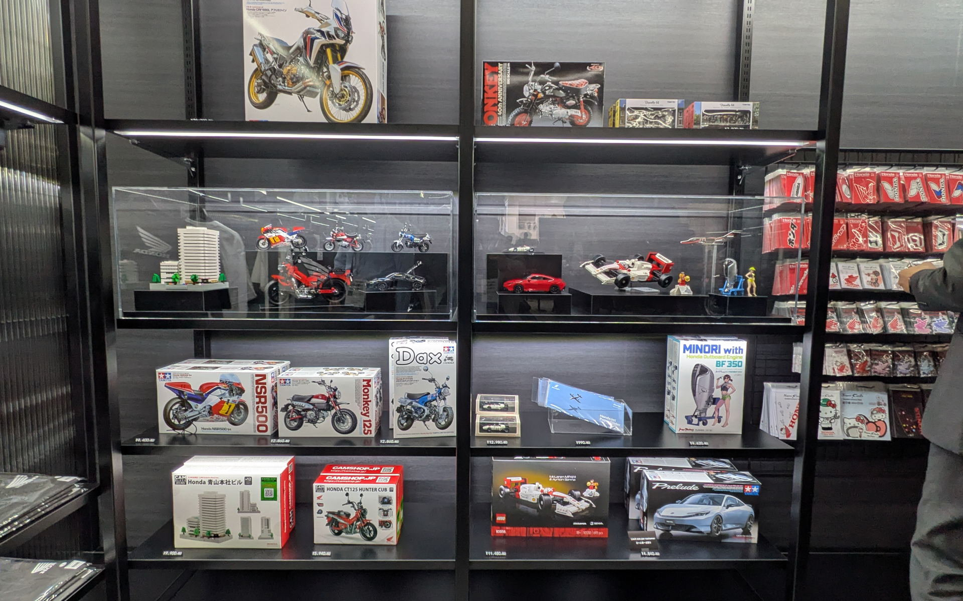 さまざまなホンダグッズが売っている