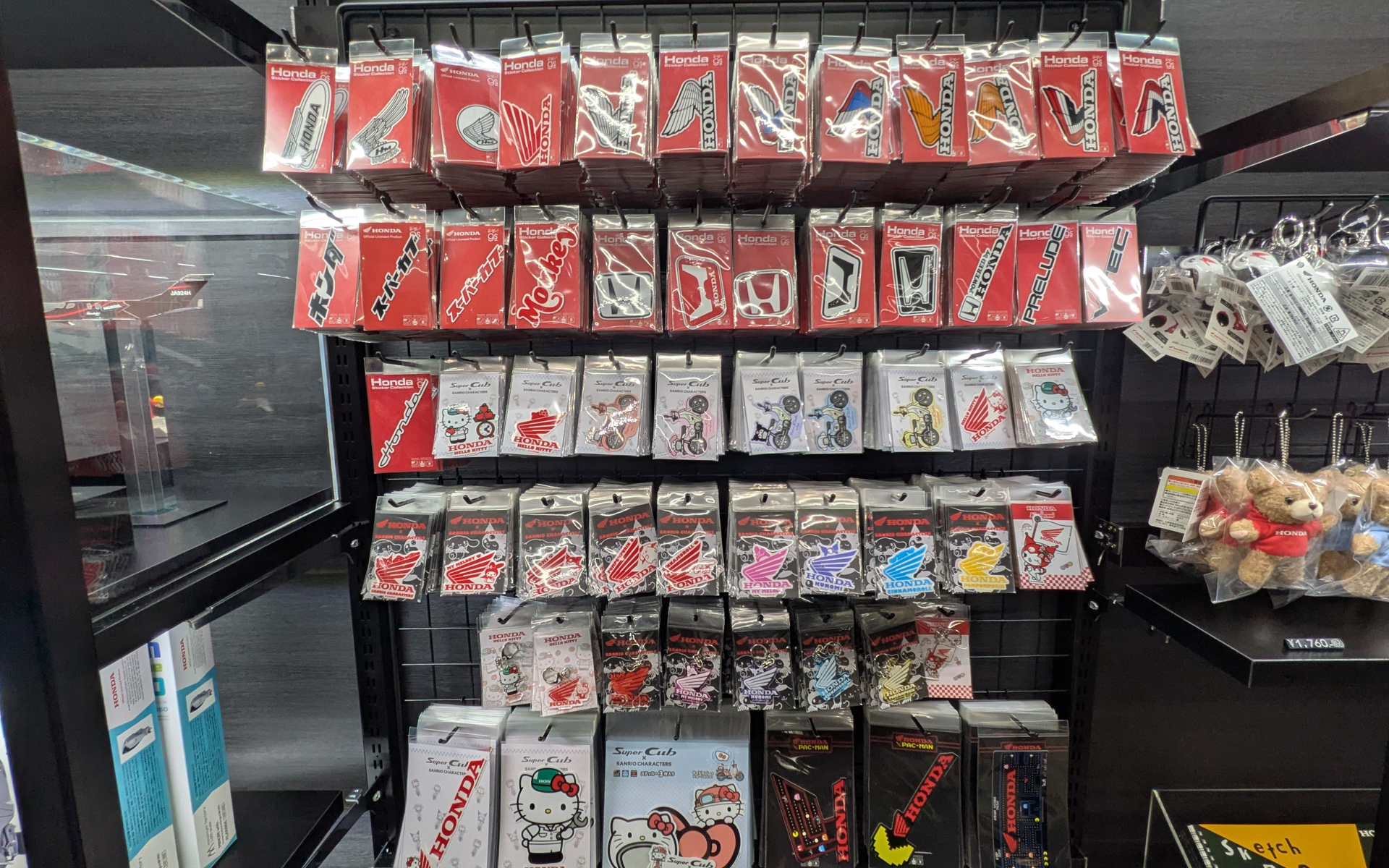 さまざまなホンダグッズが売っている