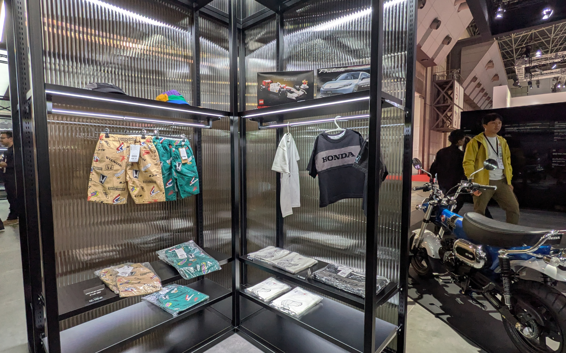 さまざまなホンダグッズが売っている