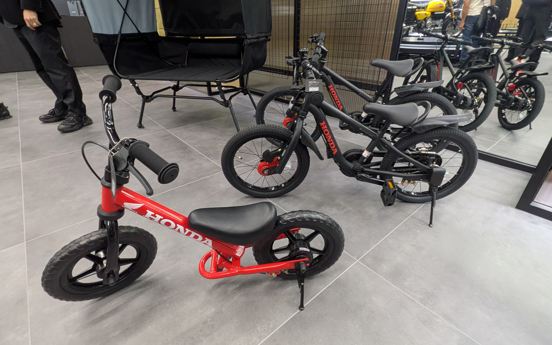 さまざまなホンダグッズが売っている