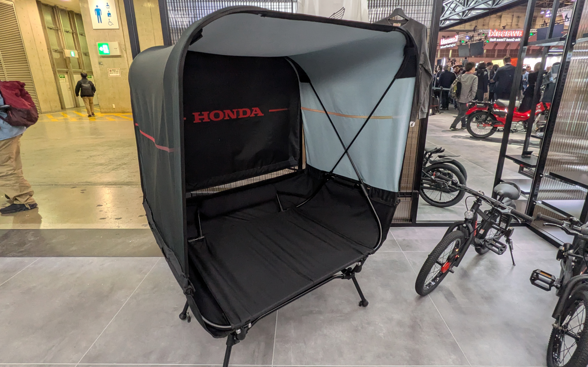 タープチェアは参考出品。どちらかというとBtoB商品とのことで、イベント用に自社カラーにしたりロゴを入れたりした仕様を制作できるとしている。詳しくはスタッフに訪ねていただきたい