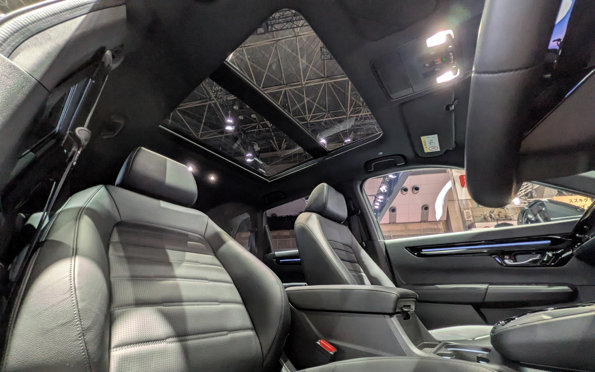 展示車はパノラマルーフを装備