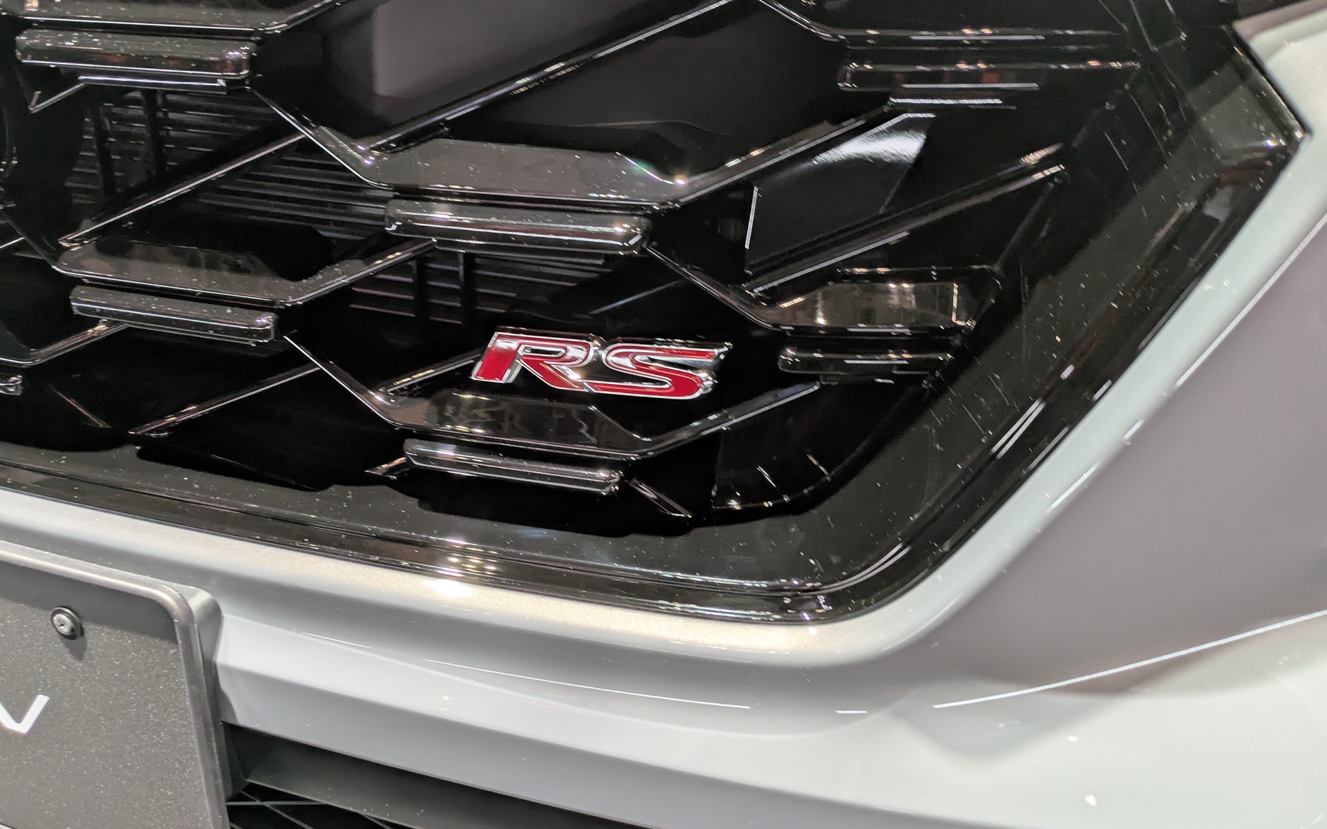 RSはフロントグリルにも配されている