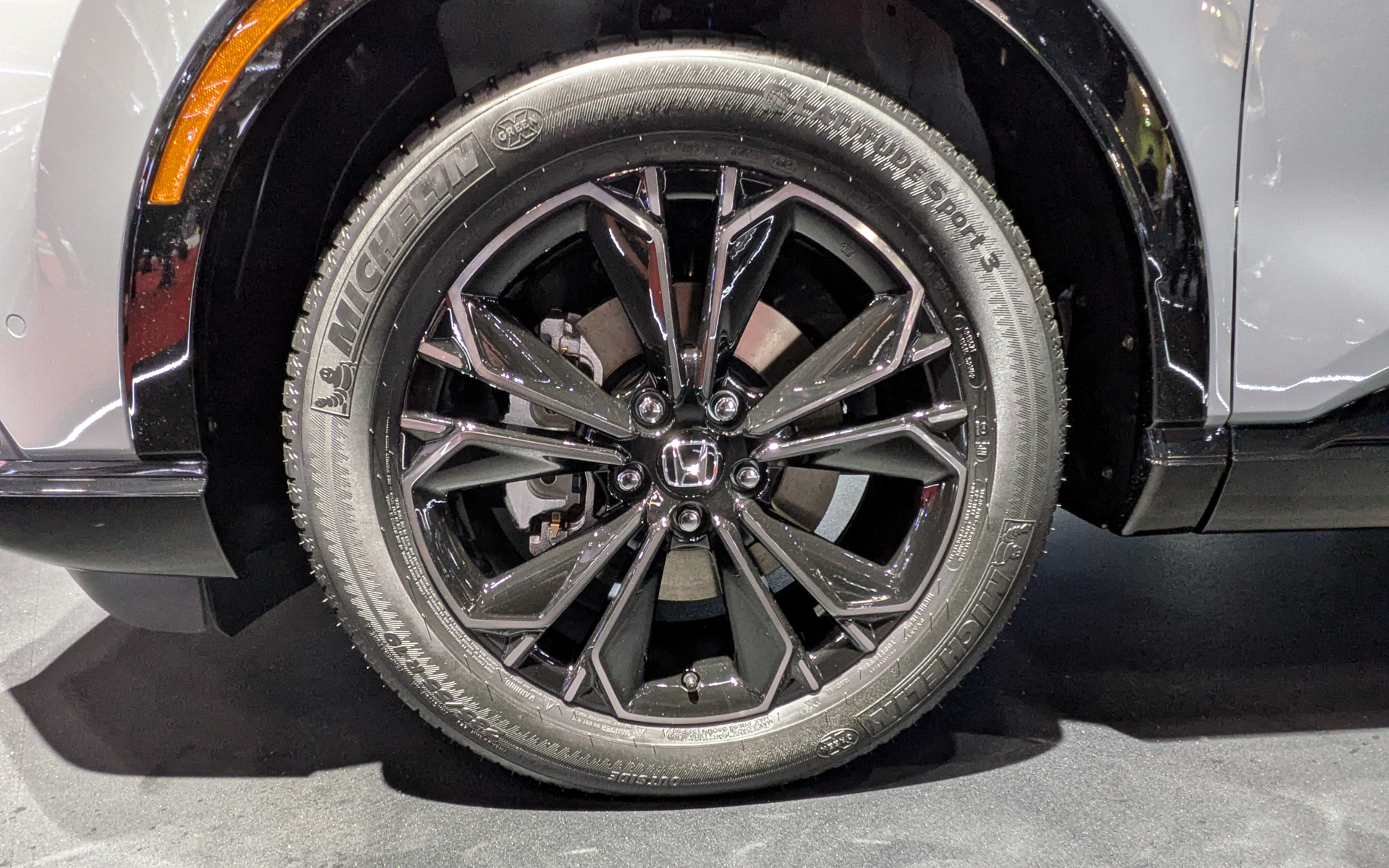 展示車の装着タイヤはミシュラン「ラティチュード スポーツ3」でサイズは235/55R19