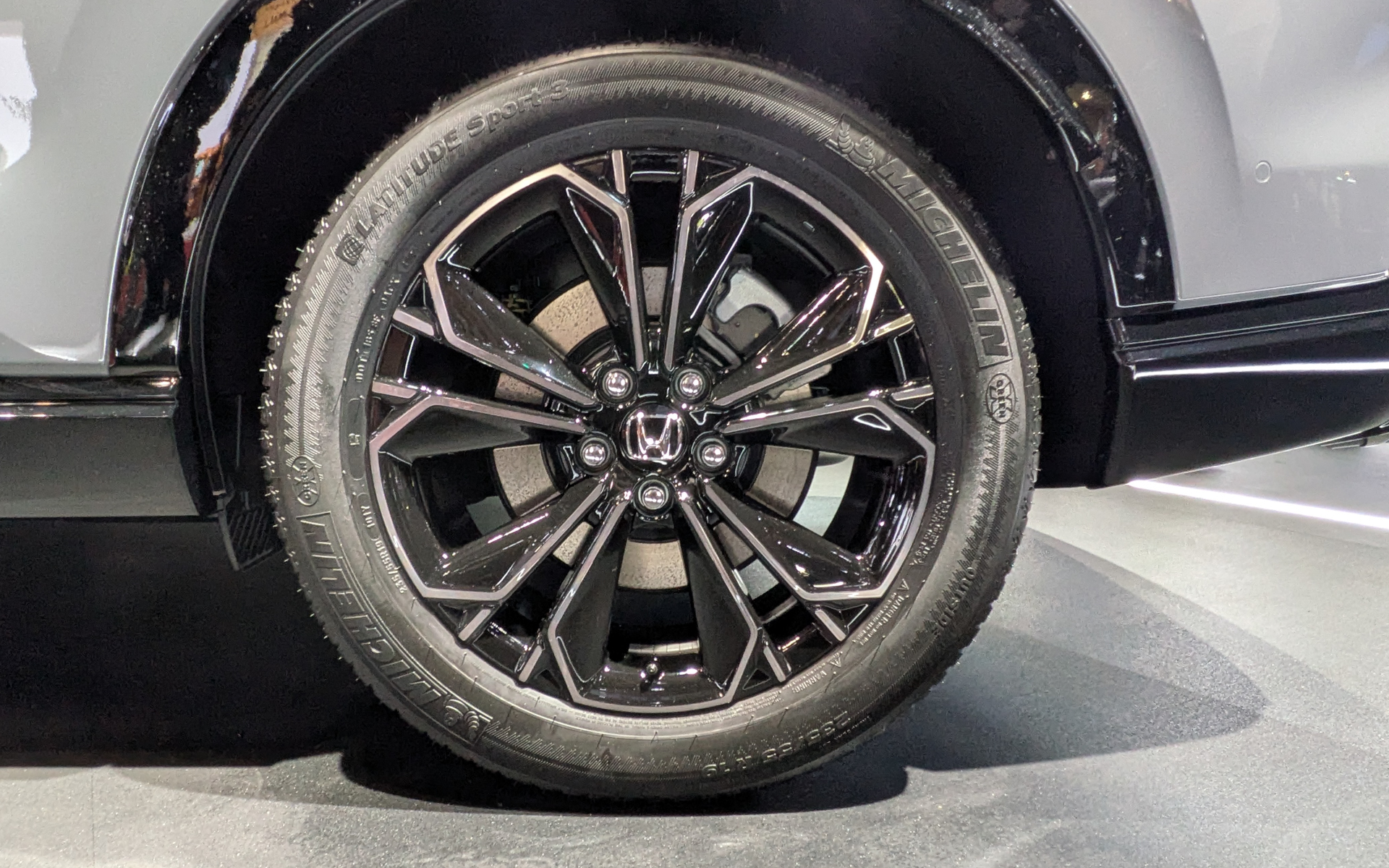 展示車の装着タイヤはミシュラン「ラティチュード スポーツ3」でサイズは235/55R19