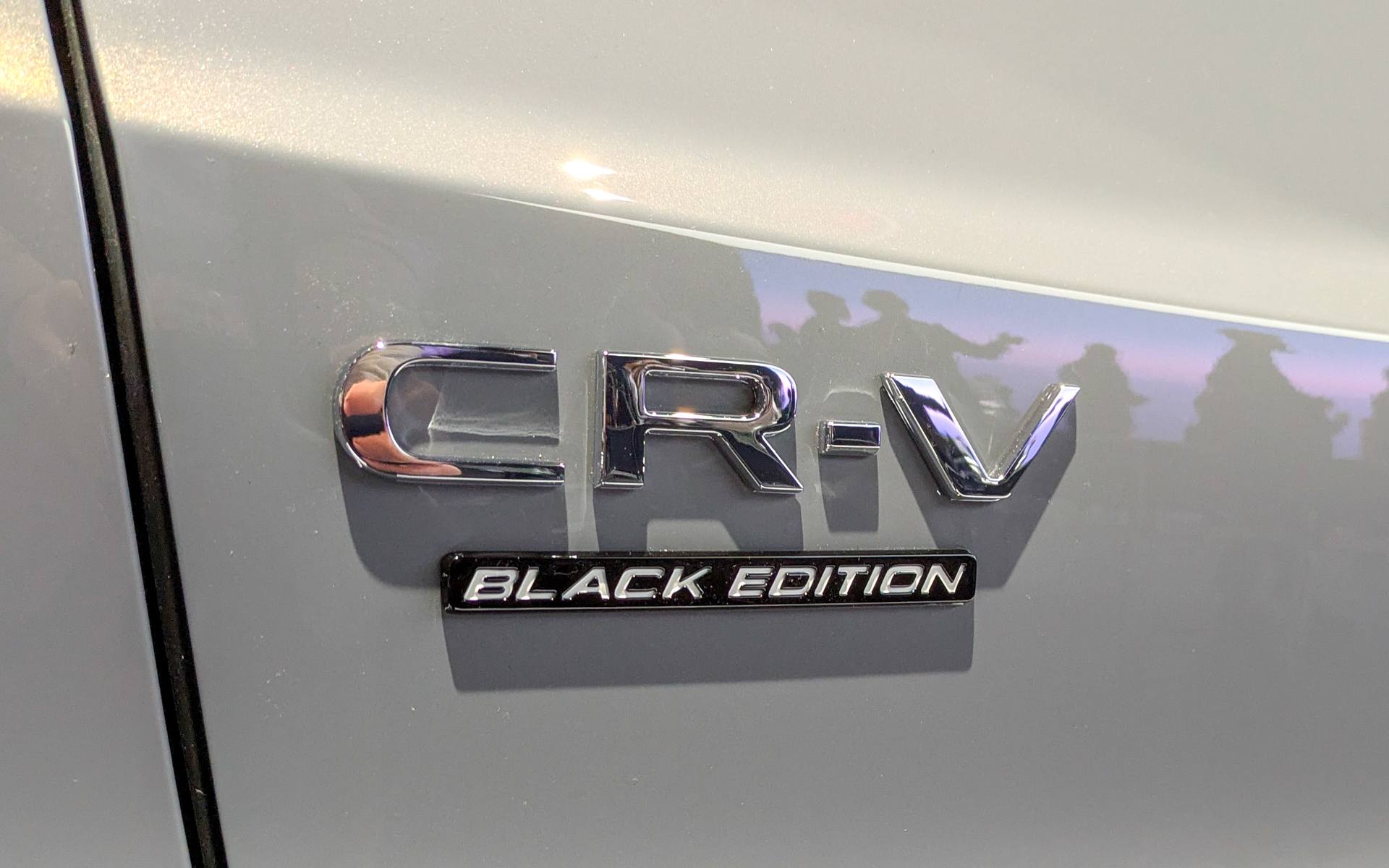 リアには「ブラックエディション」と「RS」のロゴがあしらわれる