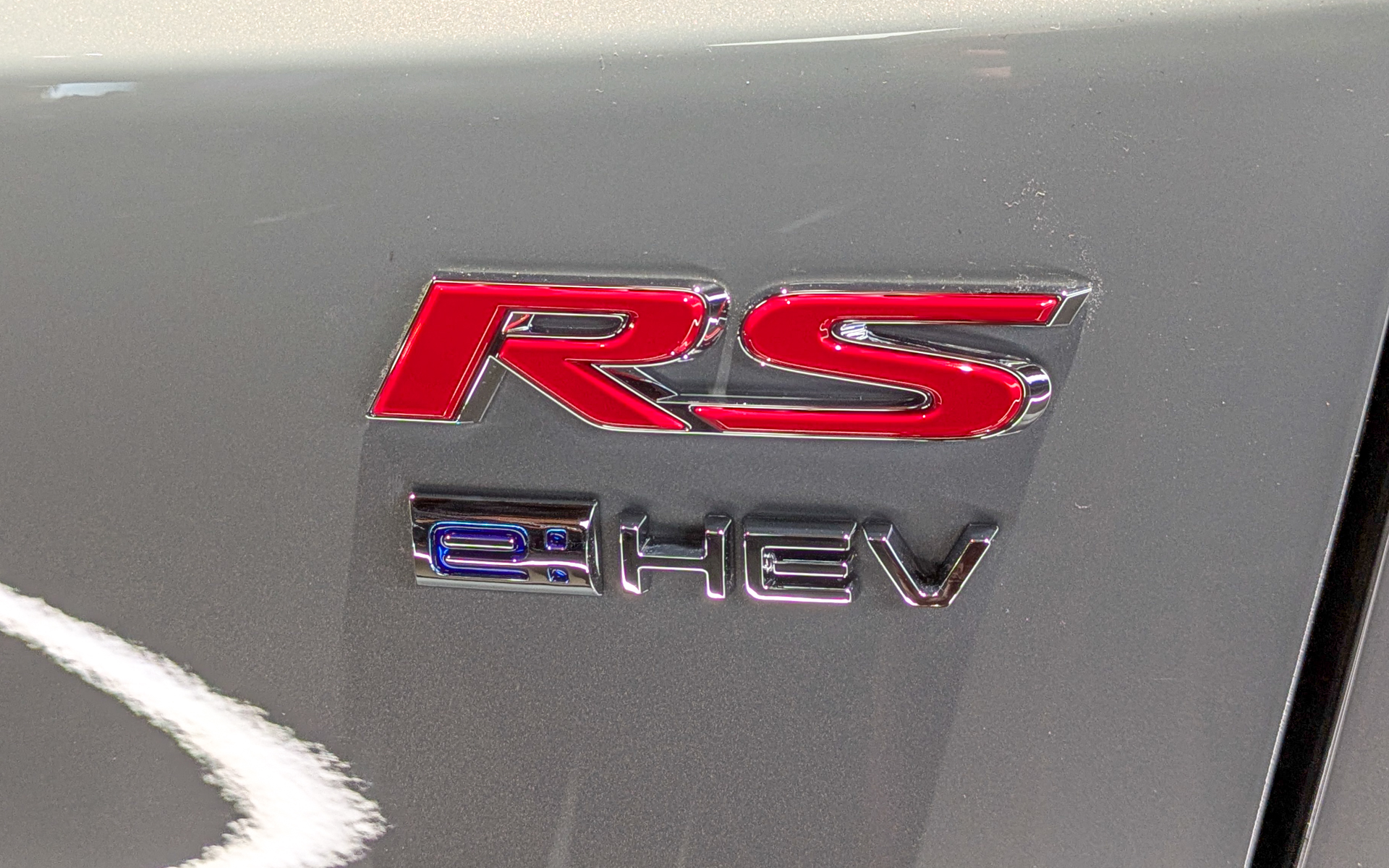 リアには「ブラックエディション」と「RS」のロゴがあしらわれる