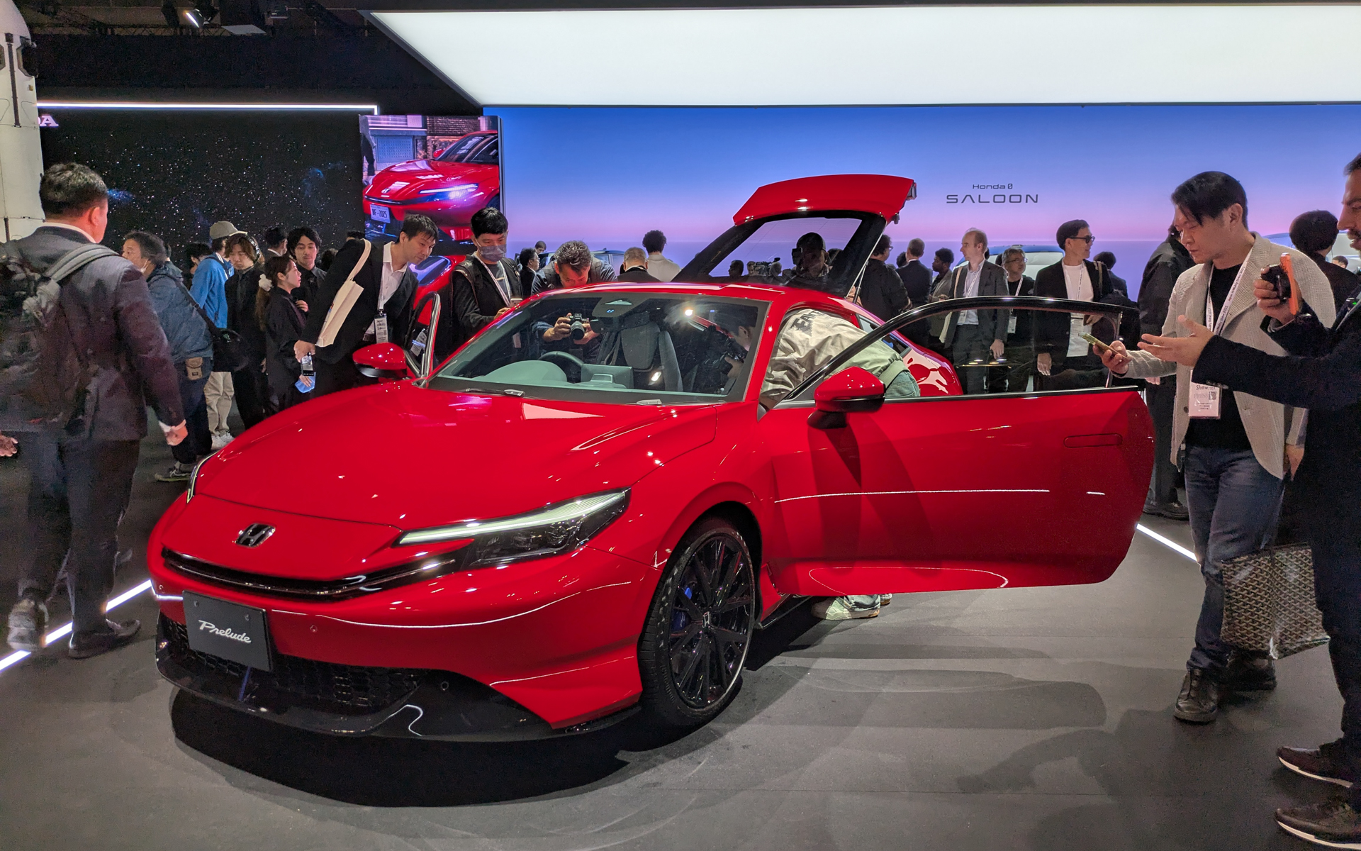 新型プレリュードは、発売直後なのと展示車に乗れることもあり終日大人気で近寄れなかった