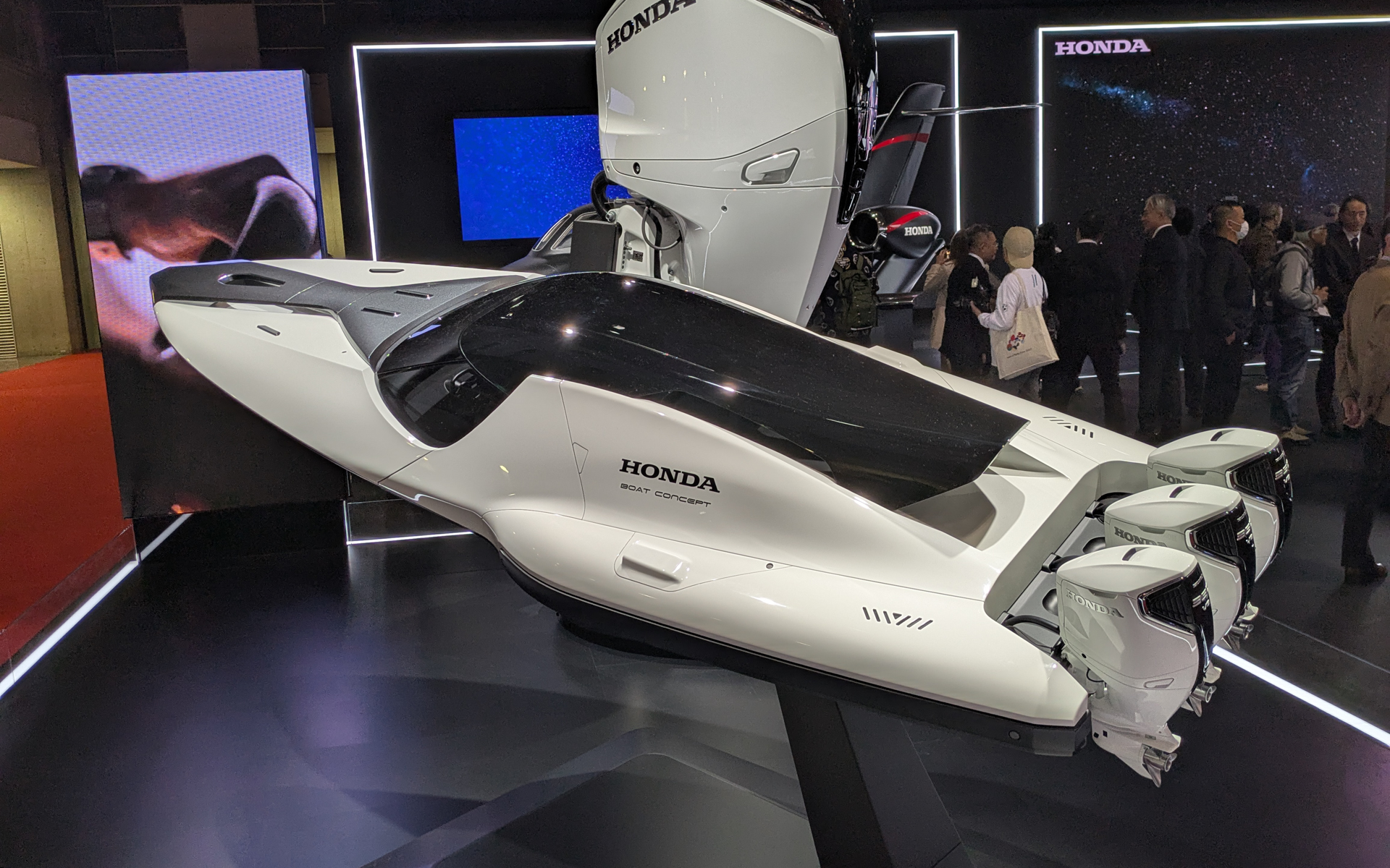 コンセプトボートは、最高出力350PSのBF350を3基搭載し、実質1050PSというハイパワー仕様。ただ現在でも、海外ではBF350を4基または5基搭載できるサイズのボートが実在するという