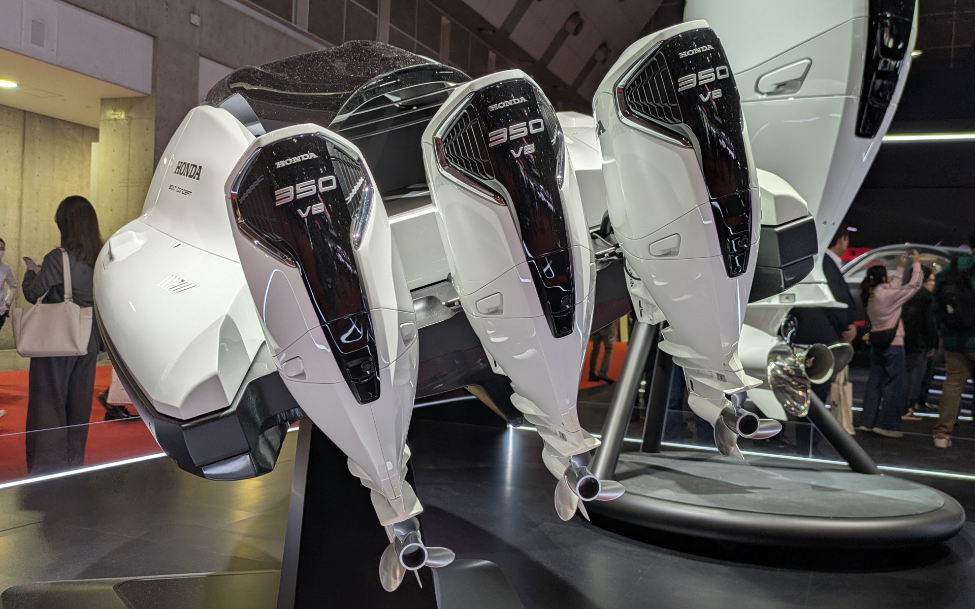 コンセプトボートは、最高出力350PSのBF350を3基搭載し、実質1050PSというハイパワー仕様。ただ現在でも、海外ではBF350を4基または5基搭載できるサイズのボートが実在するという