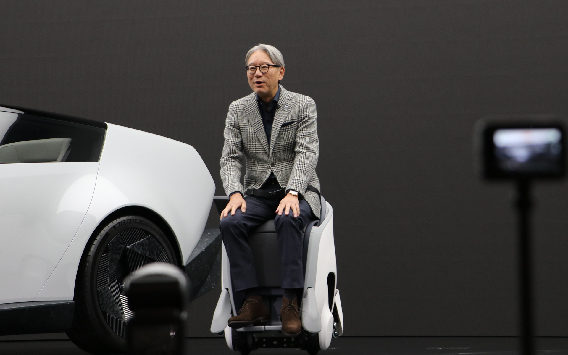 三部社長はハンズフリーパーソナルモビリティ「UNI-ONE」に載って登場