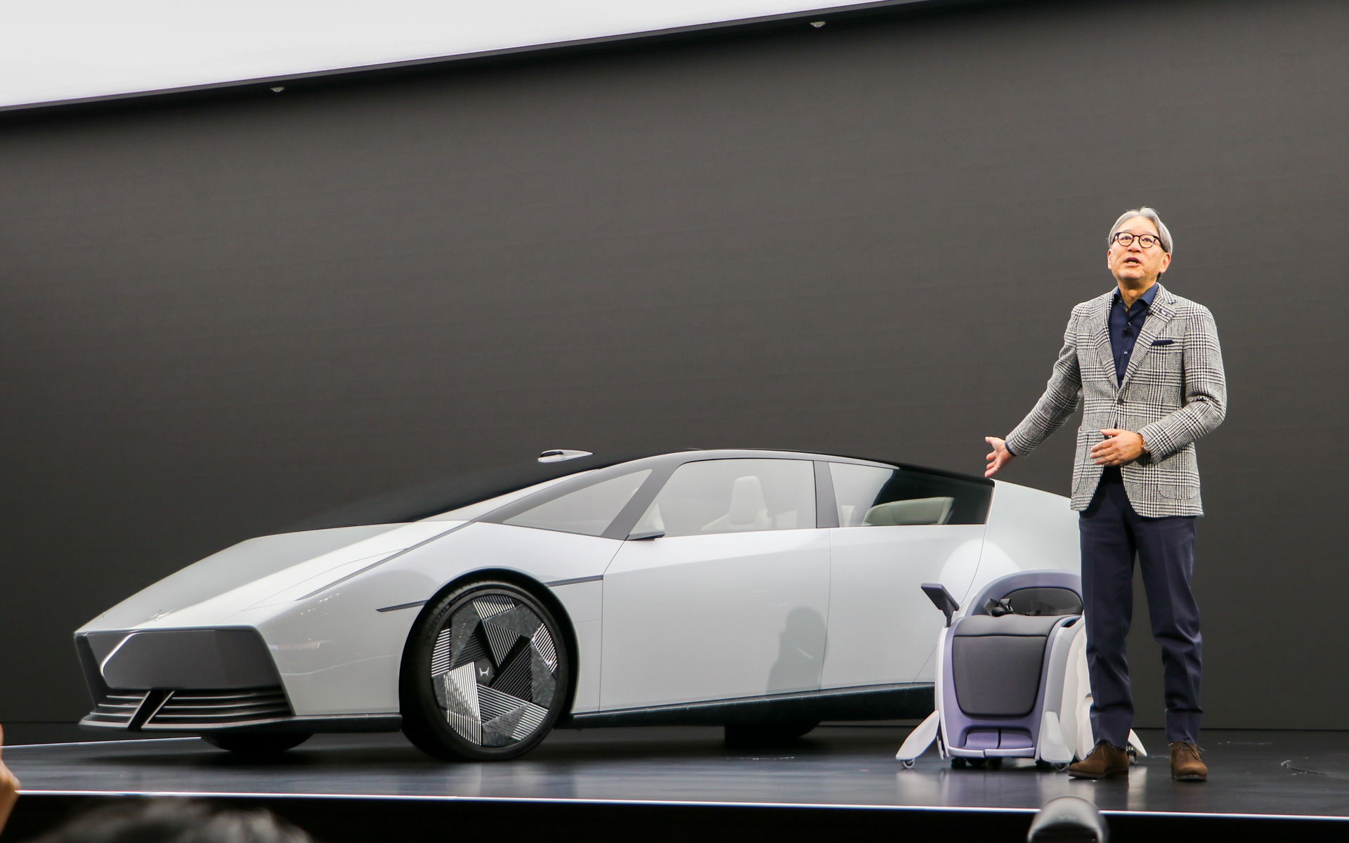 Honda 0シリーズのフラグシップモデル「Honda 0サルーン」を紹介する三部社長