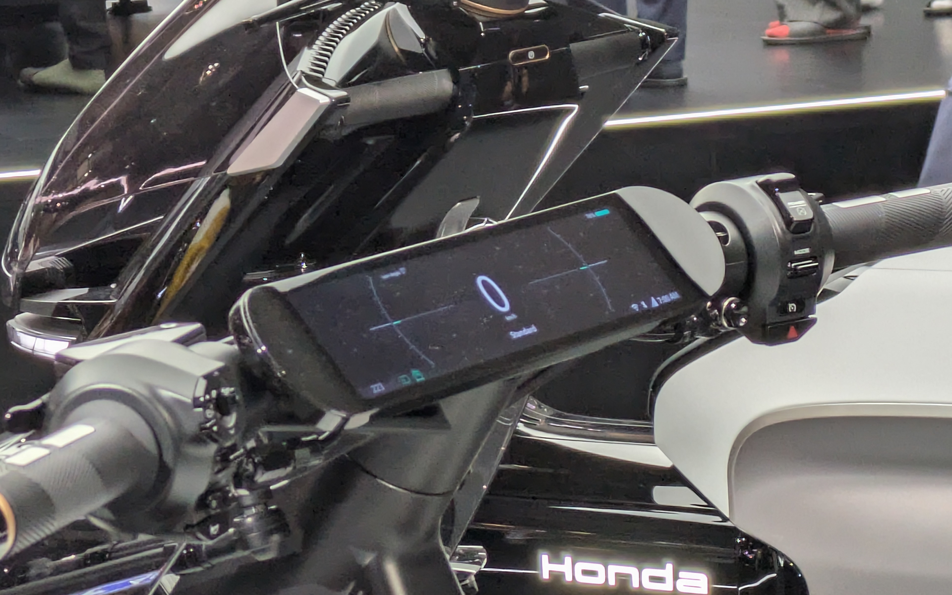 ステアリングバー上に横長ディスプレイメーターを配置