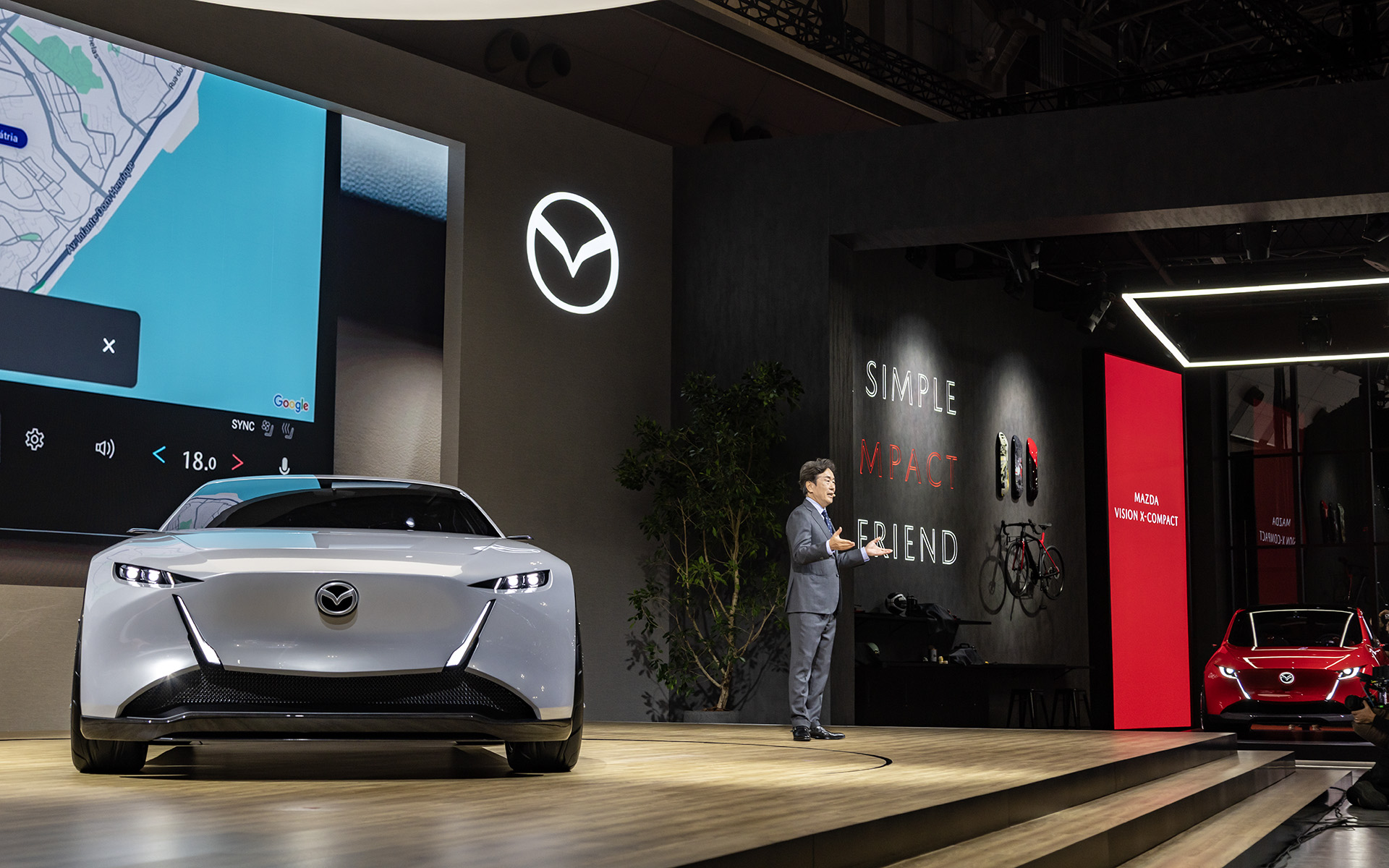 マツダ株式会社 代表取締役社長 兼 CEO 毛籠勝弘氏とワールドプレミアとなった2台のビジョンモデル