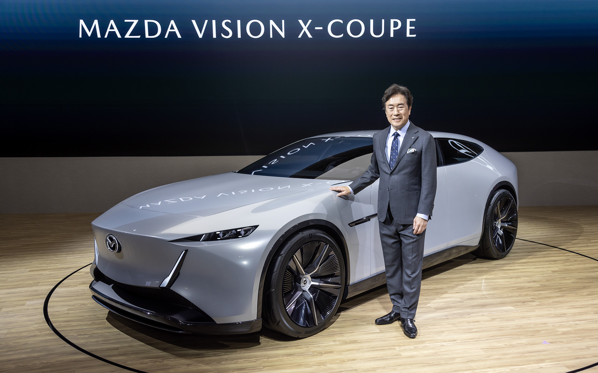 マツダが描く未来のモビリティを体現した1台と紹介したマツダ ビジョン クロスクーペ