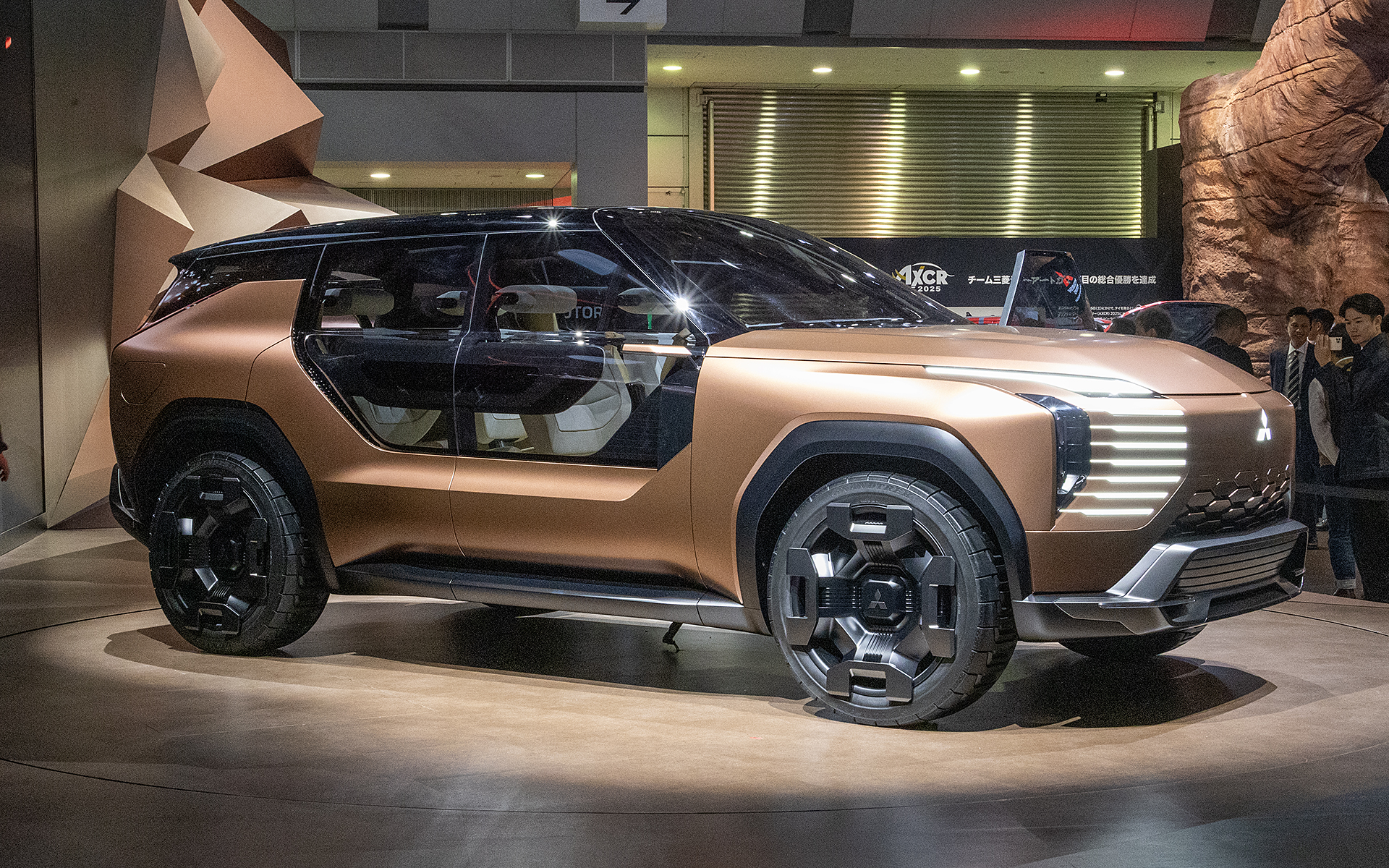 ステージ上にはコンセプトカー「エレバンスコンセプト」が展示されている