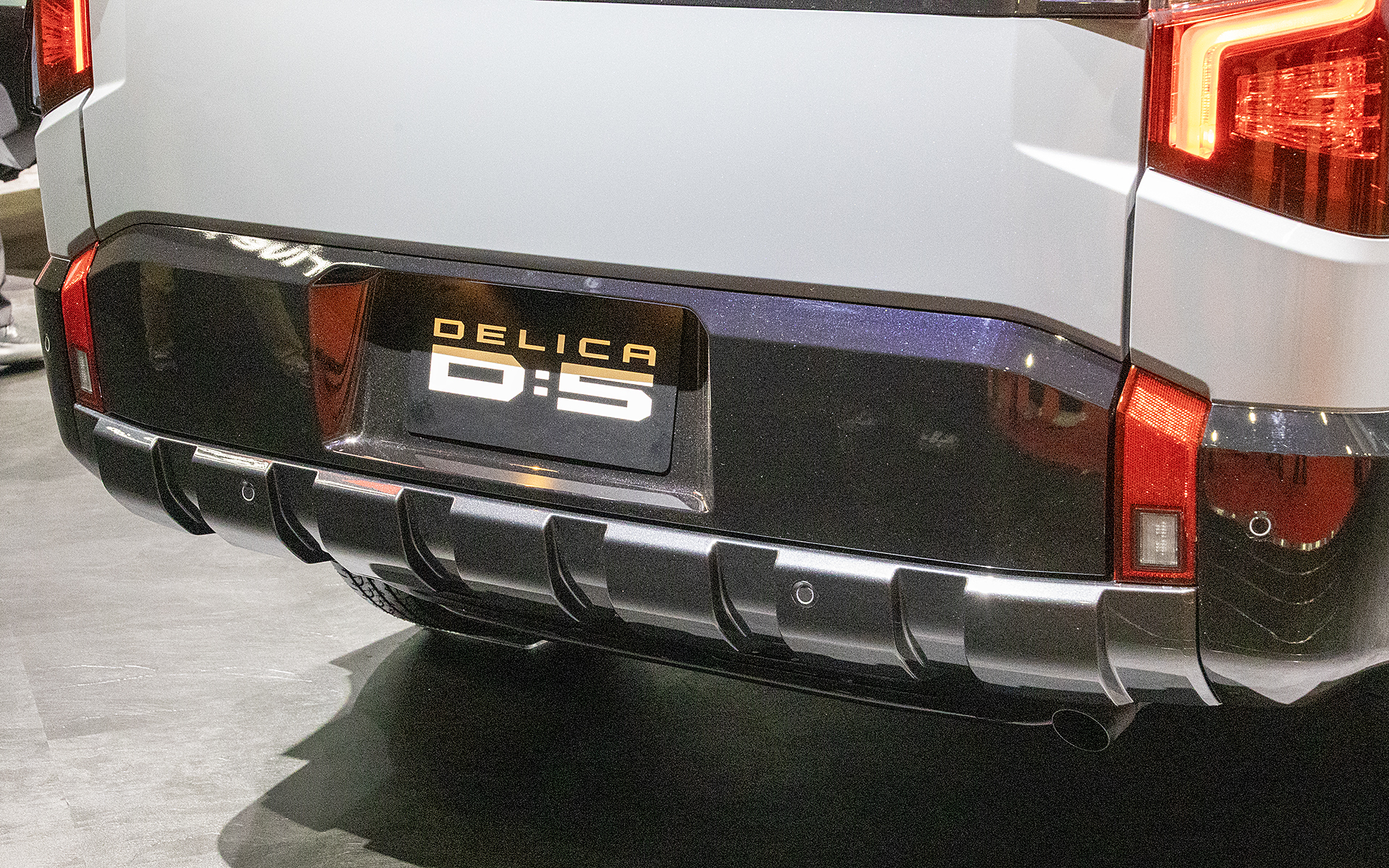 リアバンパーのデザインが変更され、スキットプレートのデザイン追加と塗り分けのラインが変わった