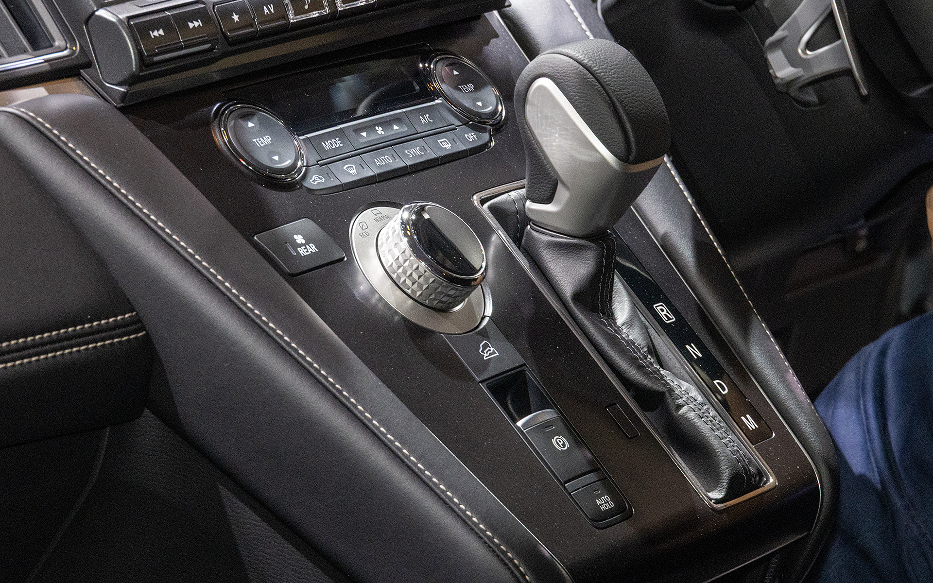 S-AWCの装備によりコントロールパネルにセレクターダイヤルが付いた