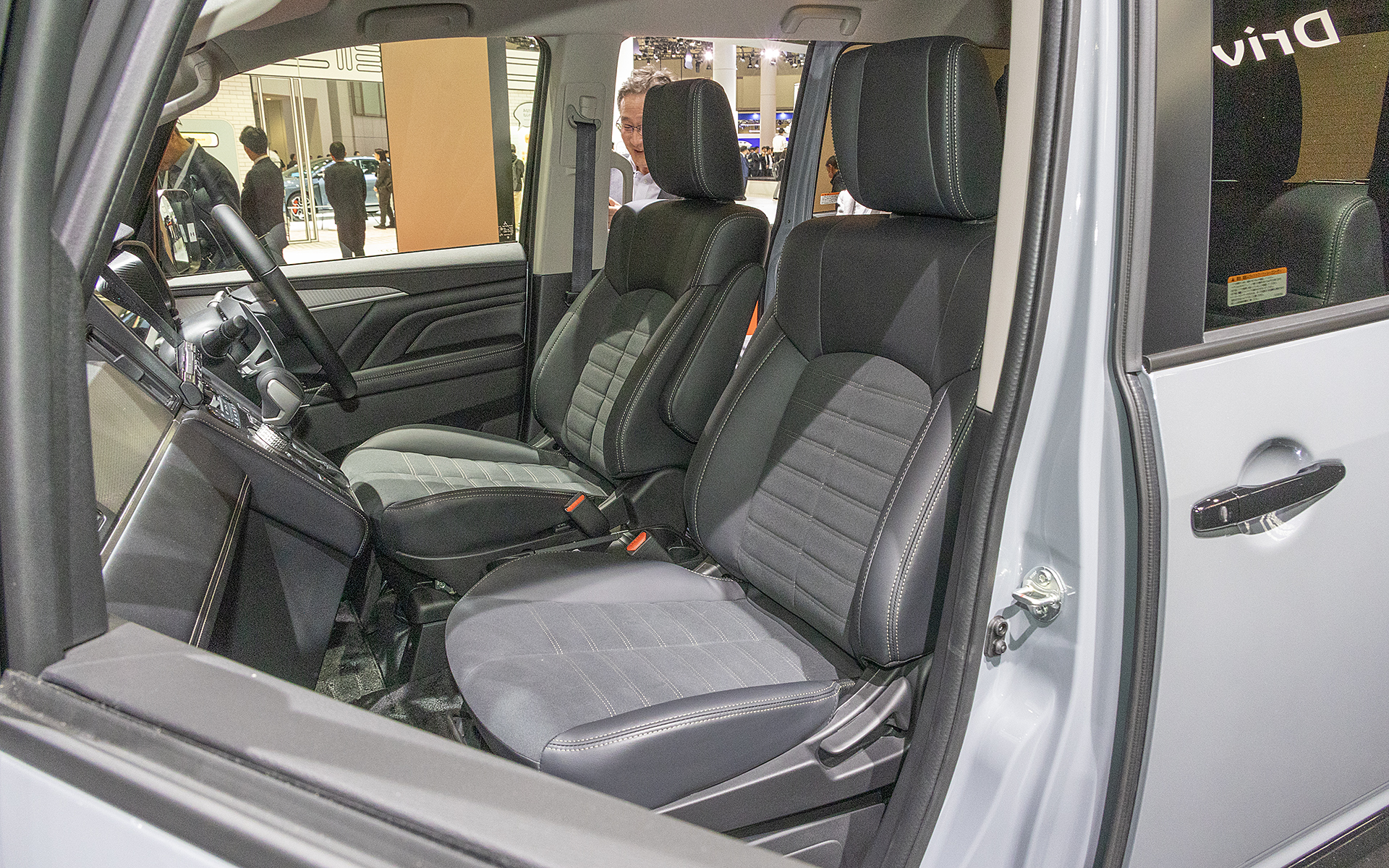 シートの形状に変更はないが、表皮の素材が変更され、アウトドア感がアップしたイメージとなった