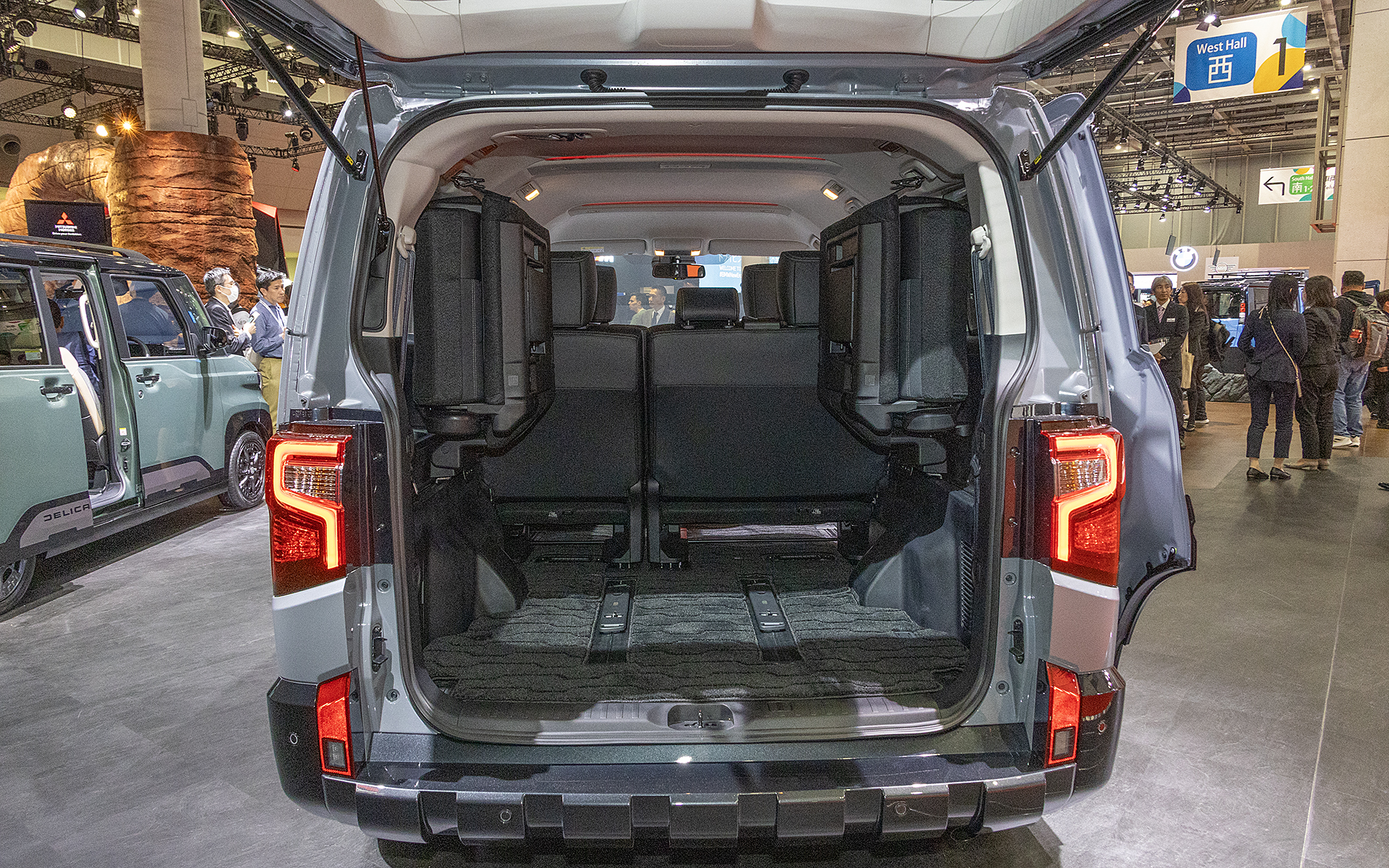 3列目のシートは畳まれている