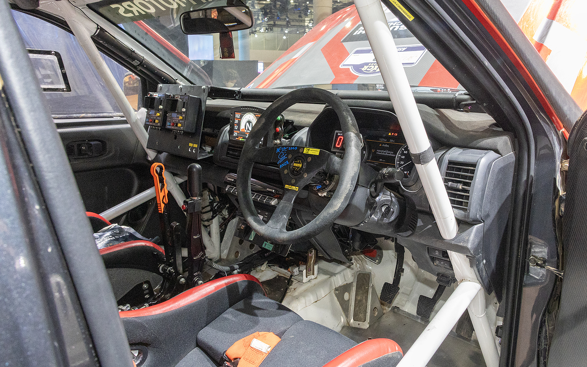 運転席まわり。シートはブリッド製