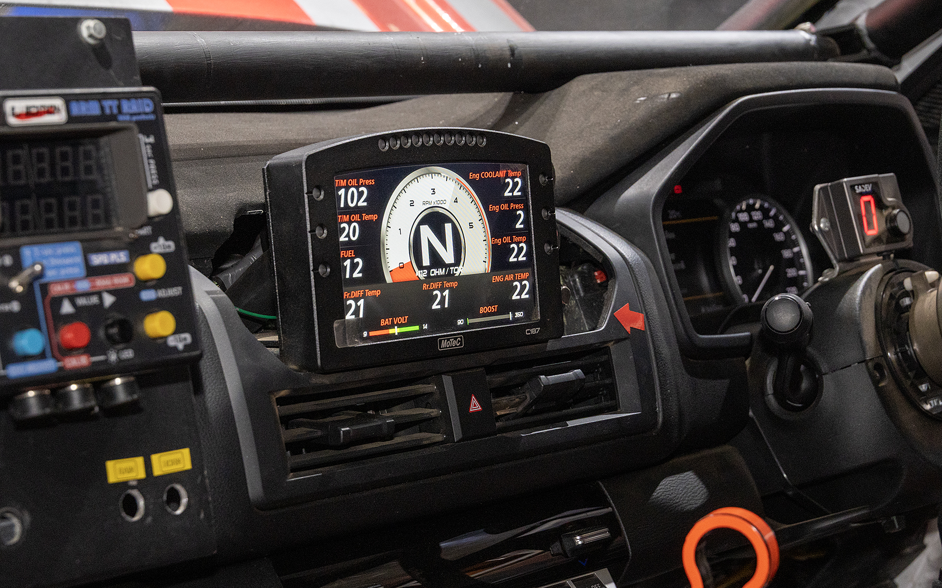 モーテックのダッシュロガーを装着している