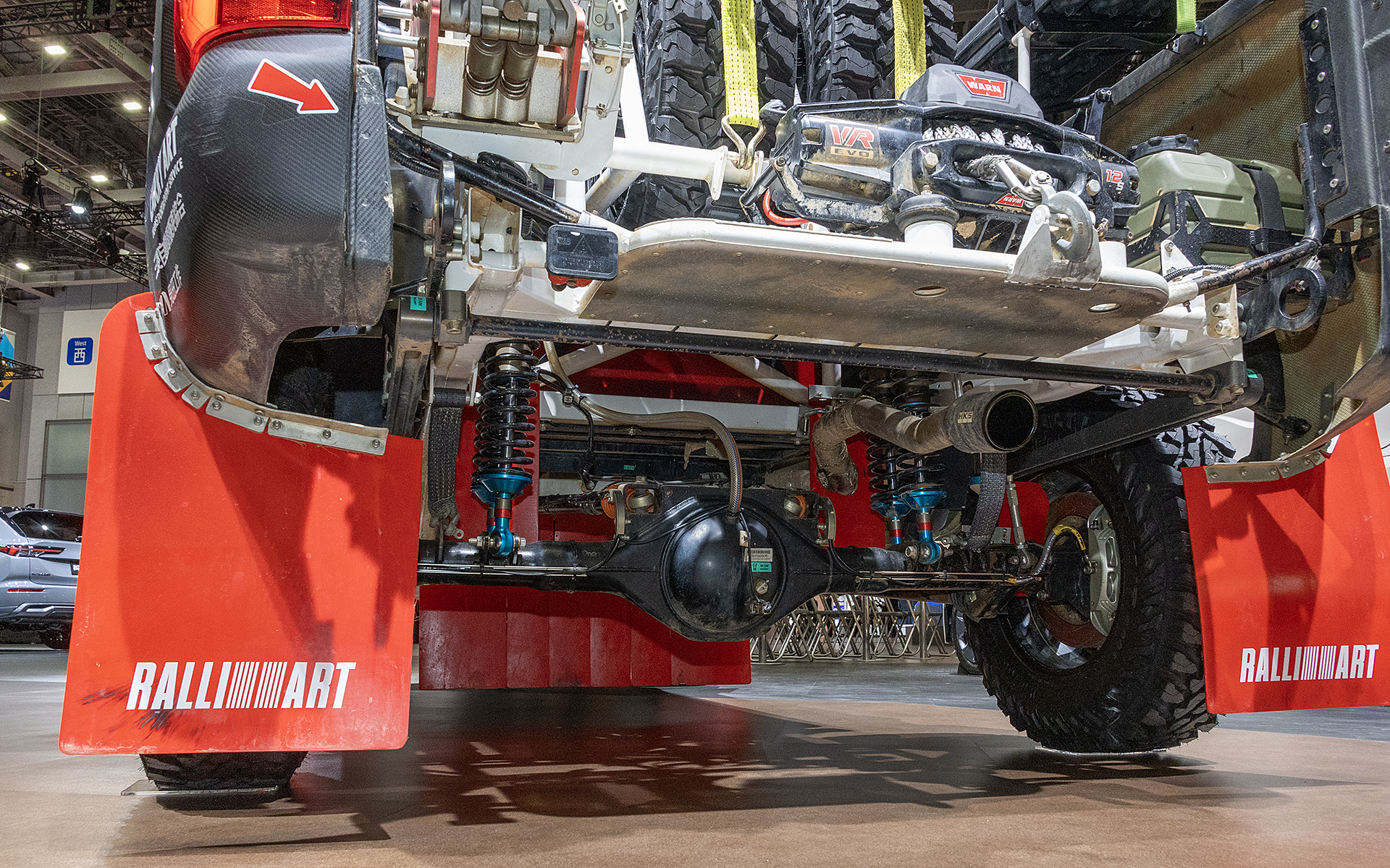 リアサスペンションはリーフ式からコイルオーバーへ変更。ショックはダブルショック。スタビライザーも装着している