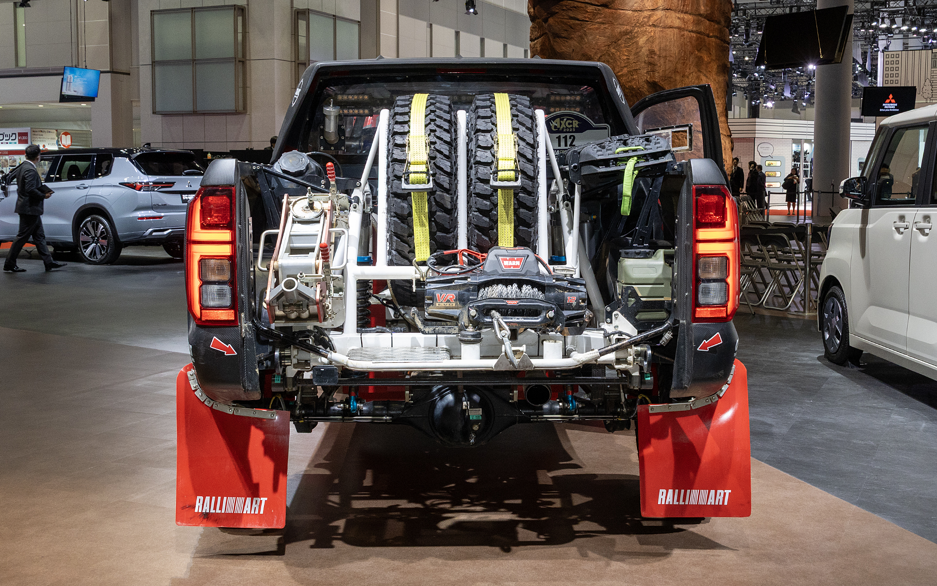 リアデッキにはスペアタイヤやジャッキなどが搭載されている