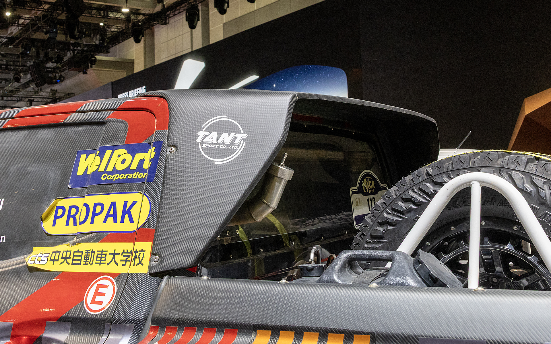 急遽装着されたルーフスポイラー。ハイスピードセクションで効果を発揮するという