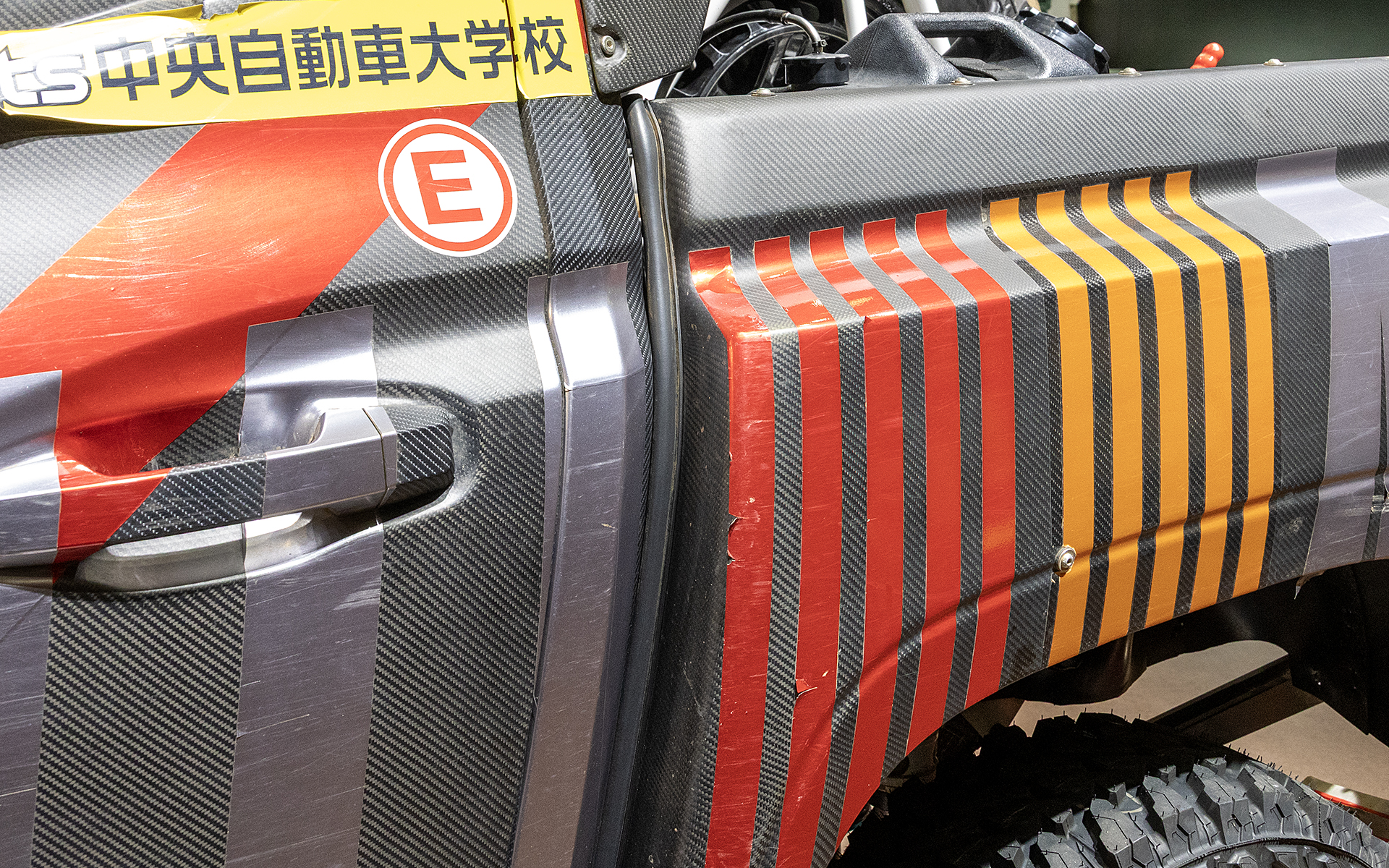 キャビンとデッキの間にある隙間が空力的によくなかったので、ゴムモールを追加して対策した