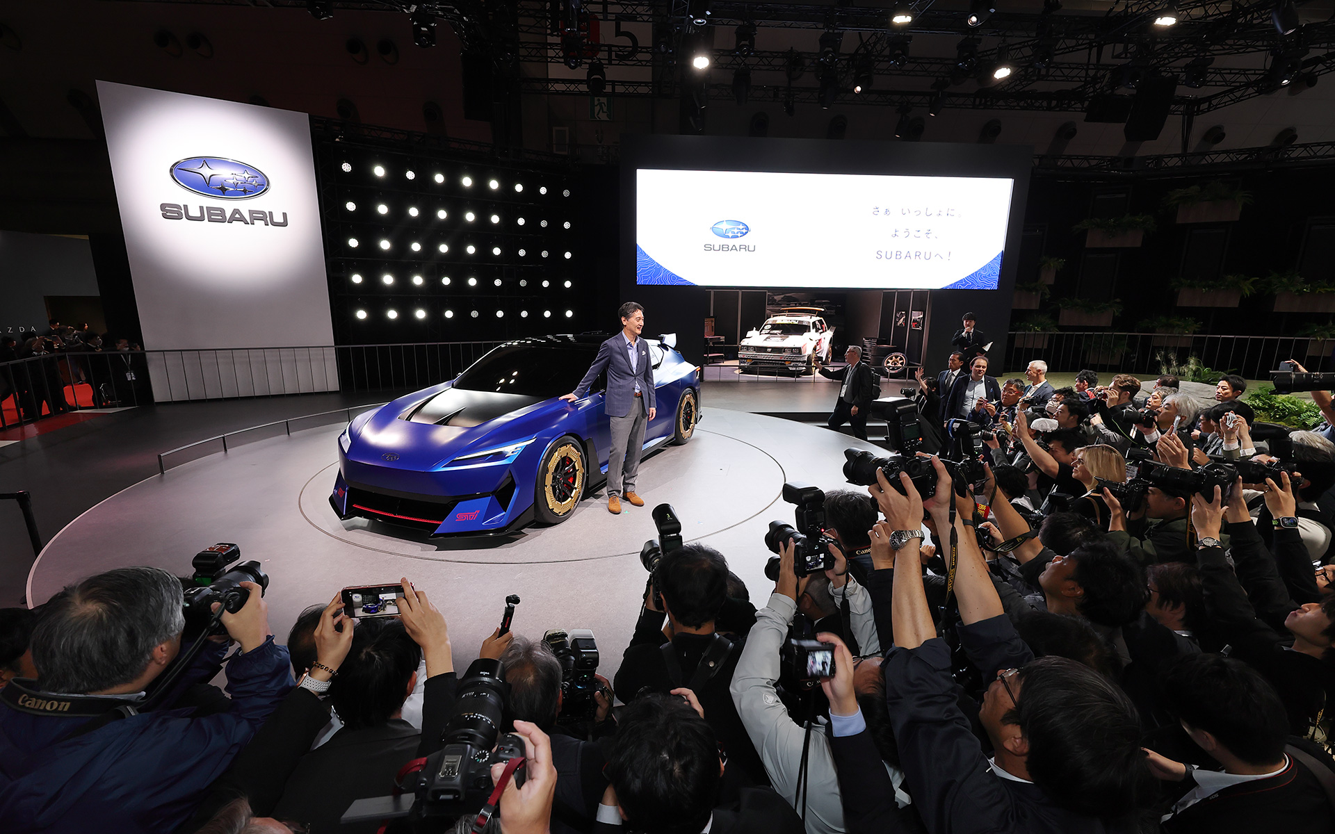 SUBARU株式会社 代表取締役社長（CEO）の大崎篤氏と世界初公開の「Performance-E STI concept」