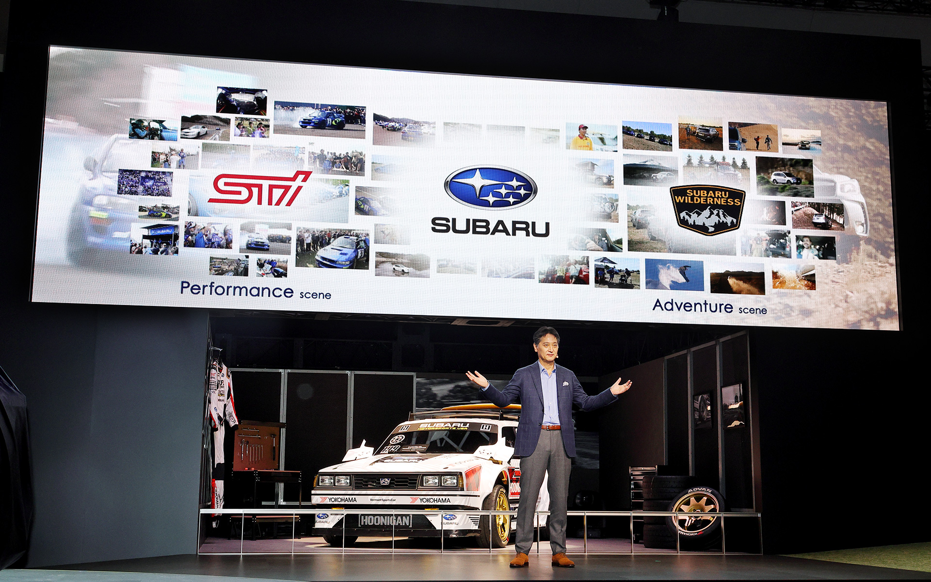 ブランド価値の象徴的な存在としての「1983 Subaru GL Family Huckster」の前に立ち、「PerformanceシーンのSTI」と「AdventureシーンのWilderness」という2つの柱でブランドを際立たせていくという大崎氏