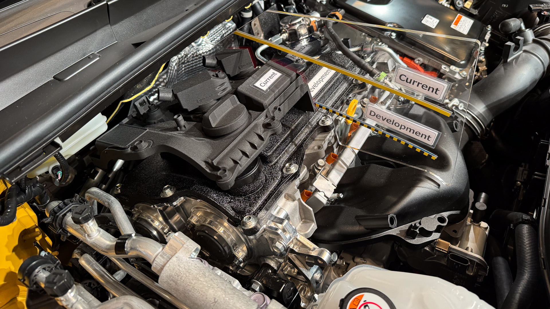 現行プリウスに搭載されているエンジンとの比較。新開発エンジンであれば、さらに低いボンネットを実現できる