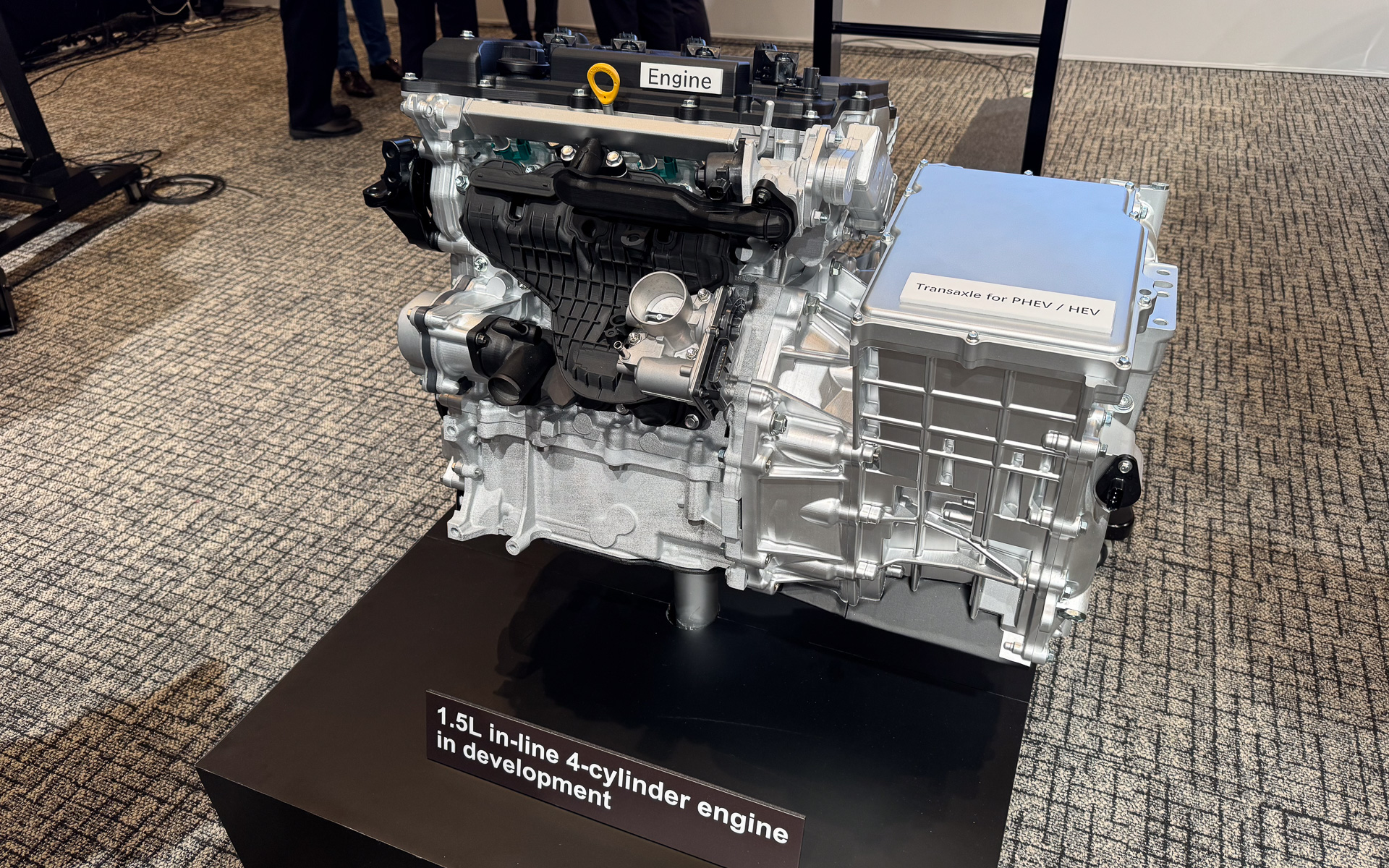 新開発の新型4気筒1.5リッターエンジンを別の角度から。PHEV/HEVユニットをのぞくと驚くべき小ささになるのが分かる