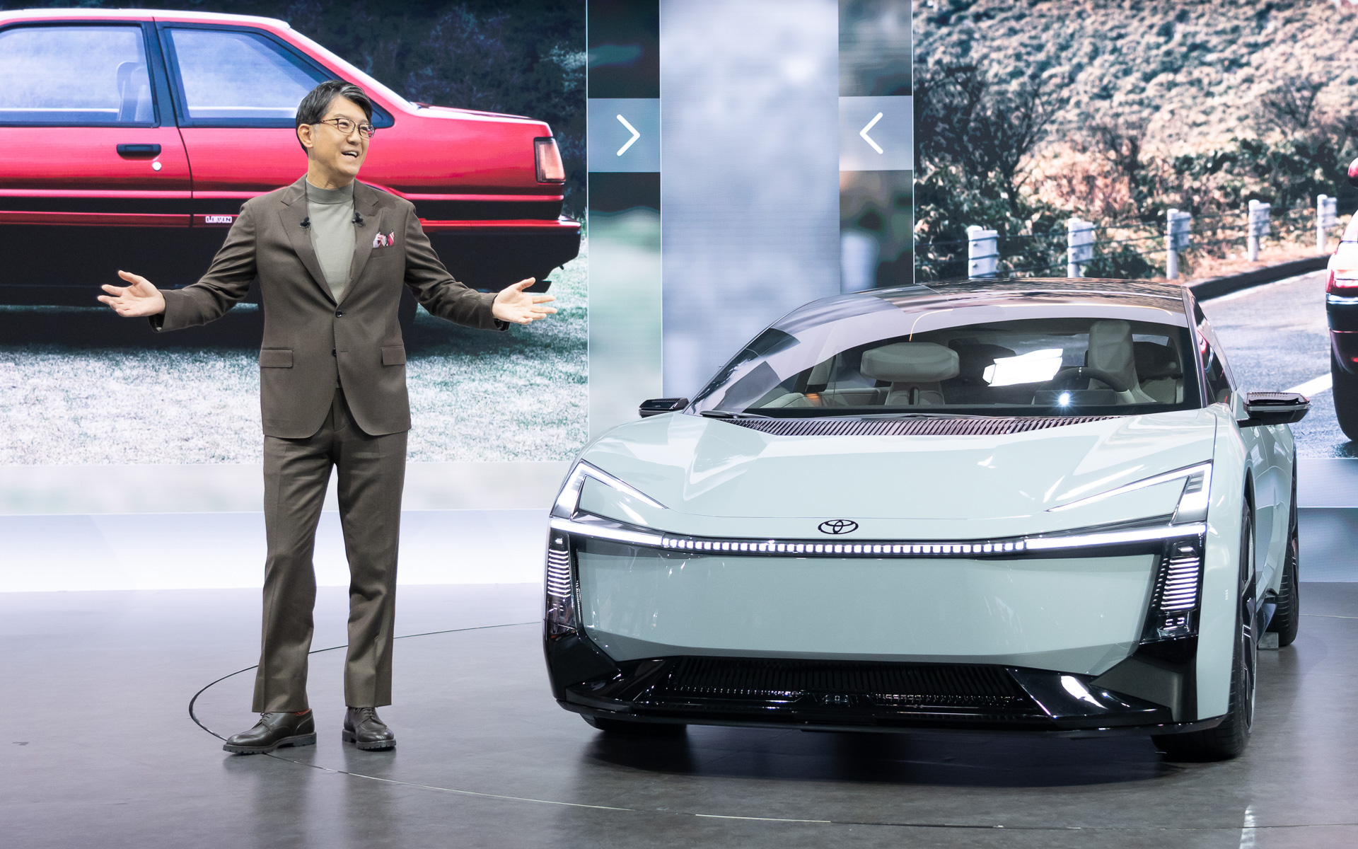 ジャパンモビリティショー2025のプレゼンテーションで、「カローラコンセプト」を世界初公開するトヨタ自動車株式会社 代表取締役社長 佐藤恒治氏