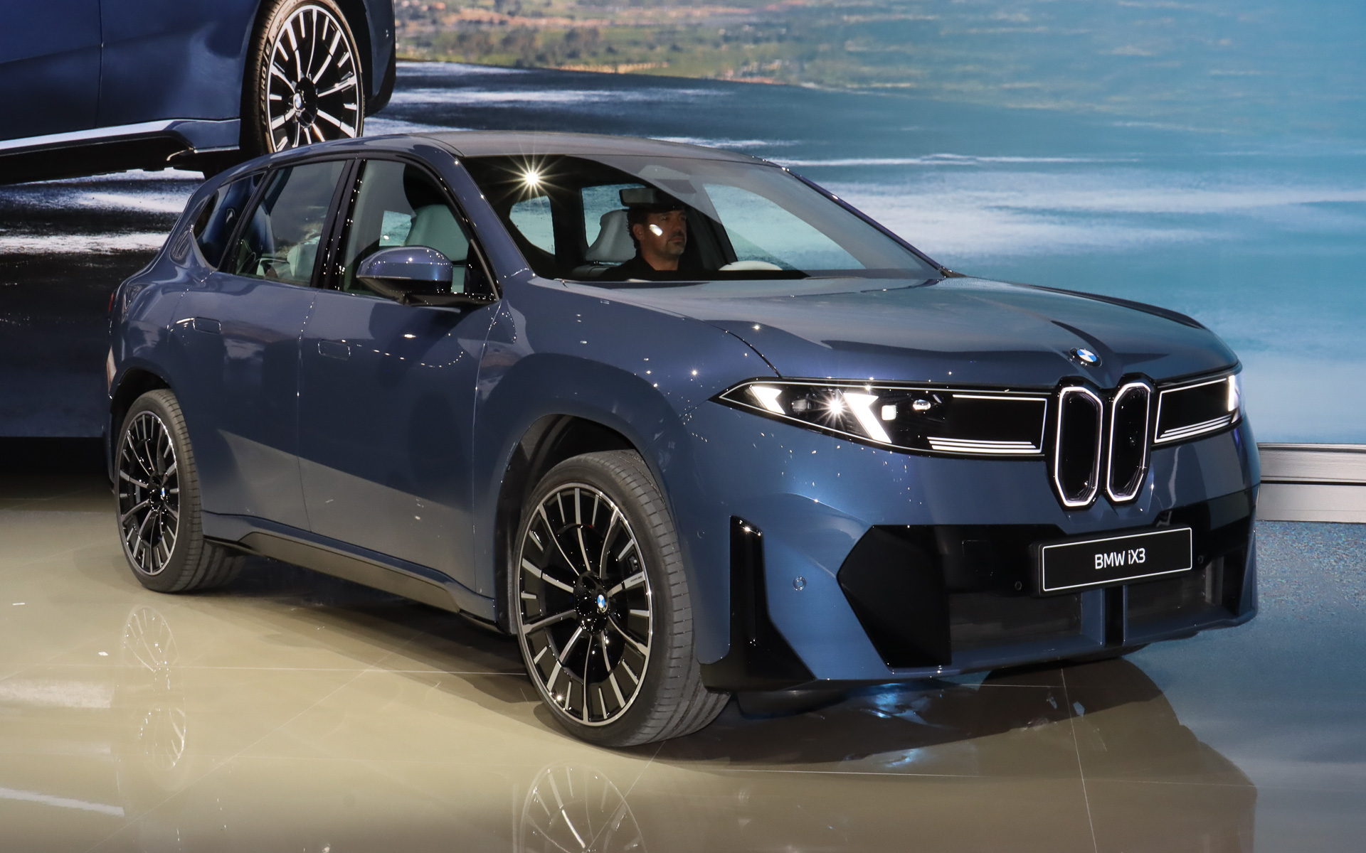 新型iX3のボディサイズは4782×1895×1635mm（全長×全幅×全高）で車両重量は2360kg。ラゲッジスペース容量は最大1750Lで、ボンネット下に普通充電ケーブルなどを収納できる58Lのフロントトランクも備える（いずれもヨーロッパ仕様車暫定値）