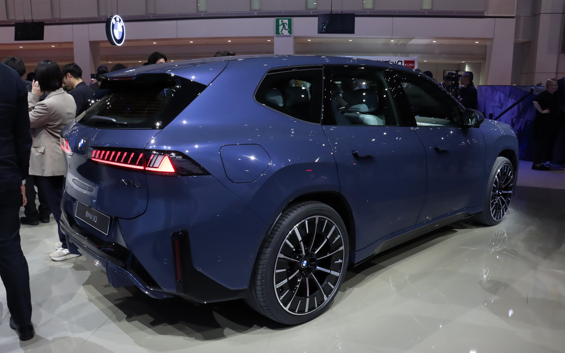 新型iX3のボディサイズは4782×1895×1635mm（全長×全幅×全高）で車両重量は2360kg。ラゲッジスペース容量は最大1750Lで、ボンネット下に普通充電ケーブルなどを収納できる58Lのフロントトランクも備える（いずれもヨーロッパ仕様車暫定値）