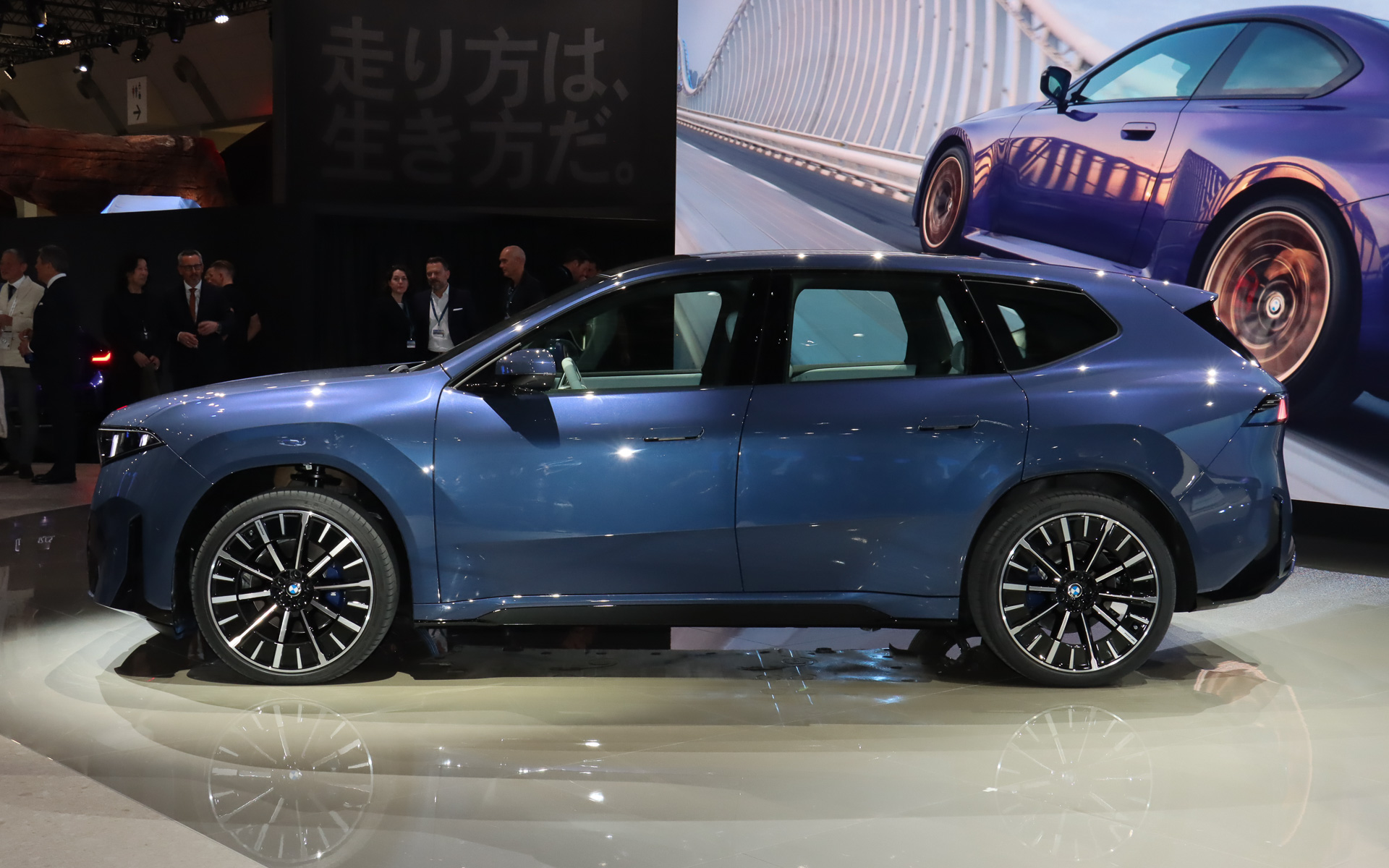 新型iX3のボディサイズは4782×1895×1635mm（全長×全幅×全高）で車両重量は2360kg。ラゲッジスペース容量は最大1750Lで、ボンネット下に普通充電ケーブルなどを収納できる58Lのフロントトランクも備える（いずれもヨーロッパ仕様車暫定値）