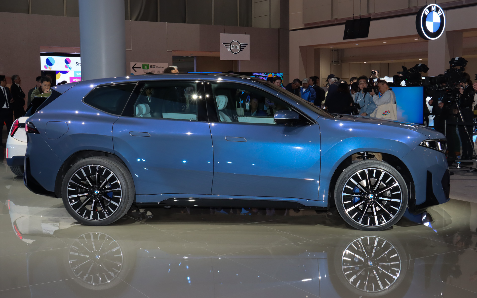 新型iX3のボディサイズは4782×1895×1635mm（全長×全幅×全高）で車両重量は2360kg。ラゲッジスペース容量は最大1750Lで、ボンネット下に普通充電ケーブルなどを収納できる58Lのフロントトランクも備える（いずれもヨーロッパ仕様車暫定値）