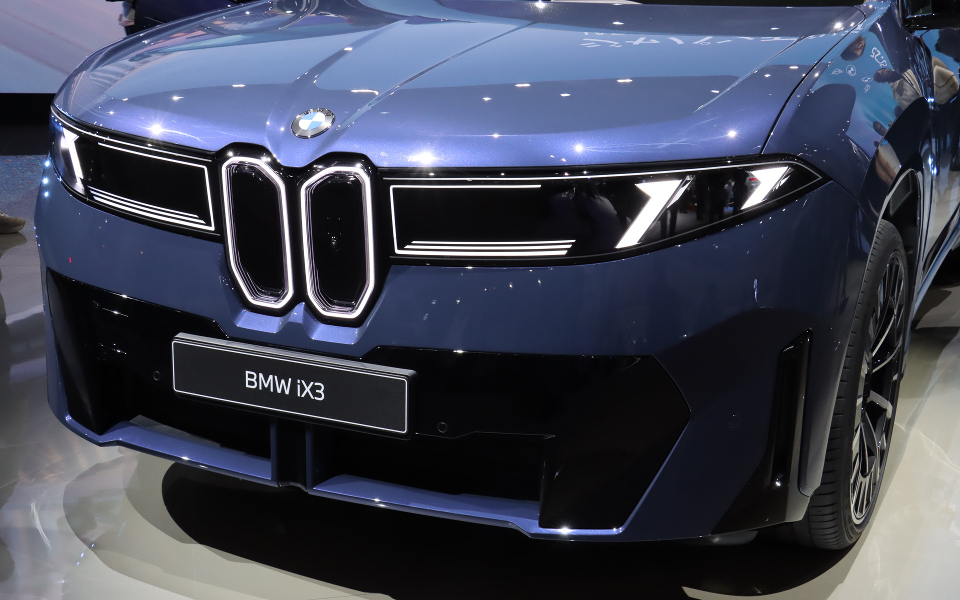 フロントマスクでは、従来はメッキパーツによる加飾を施していた部分にLEDを配置している