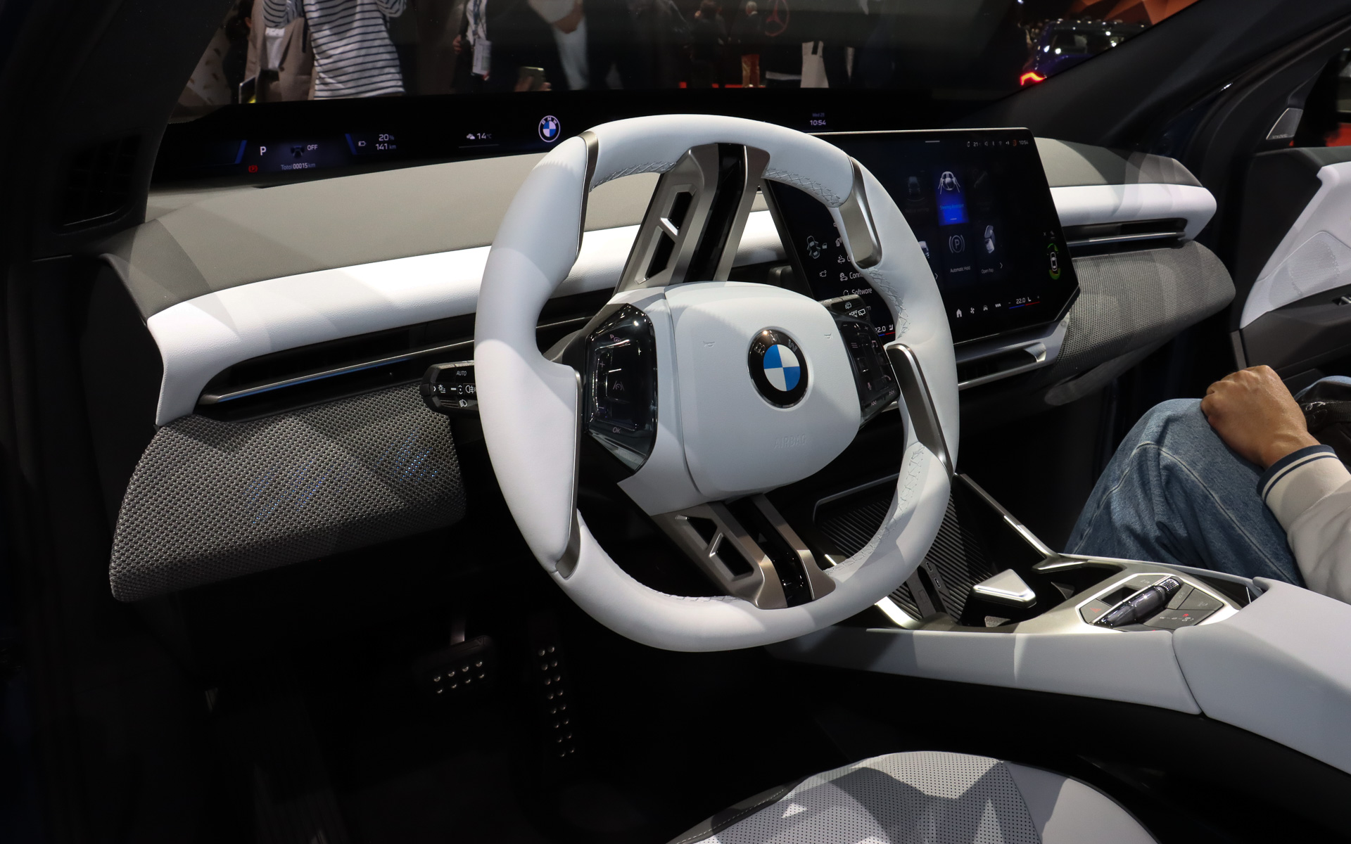 上下にスポークを配置する特徴的なステアリングを採用