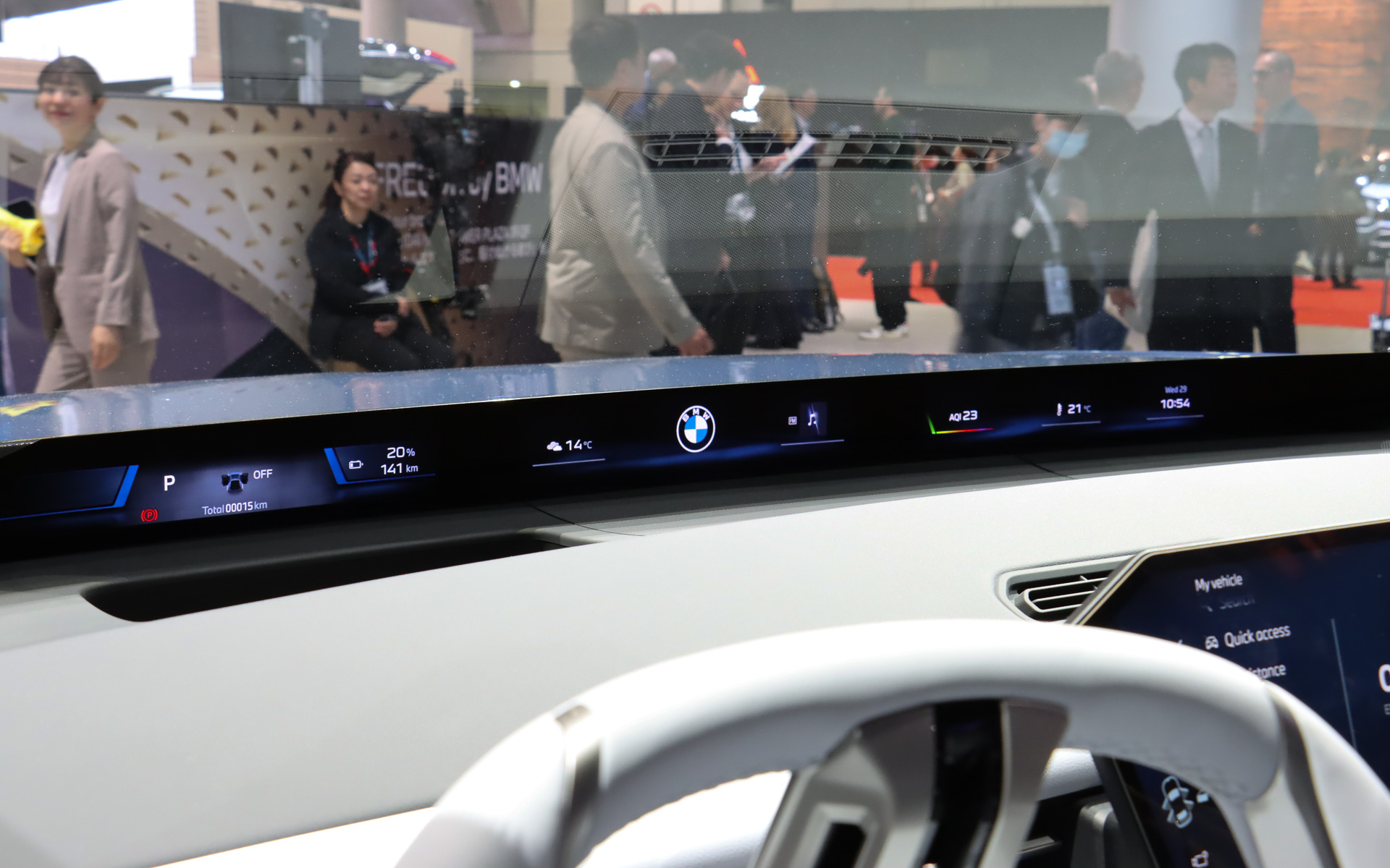 フロントウィンドウのすぐ下に、走行に必要な各種情報を投影表示する「BMWパノラミック・ビジョン」を採用