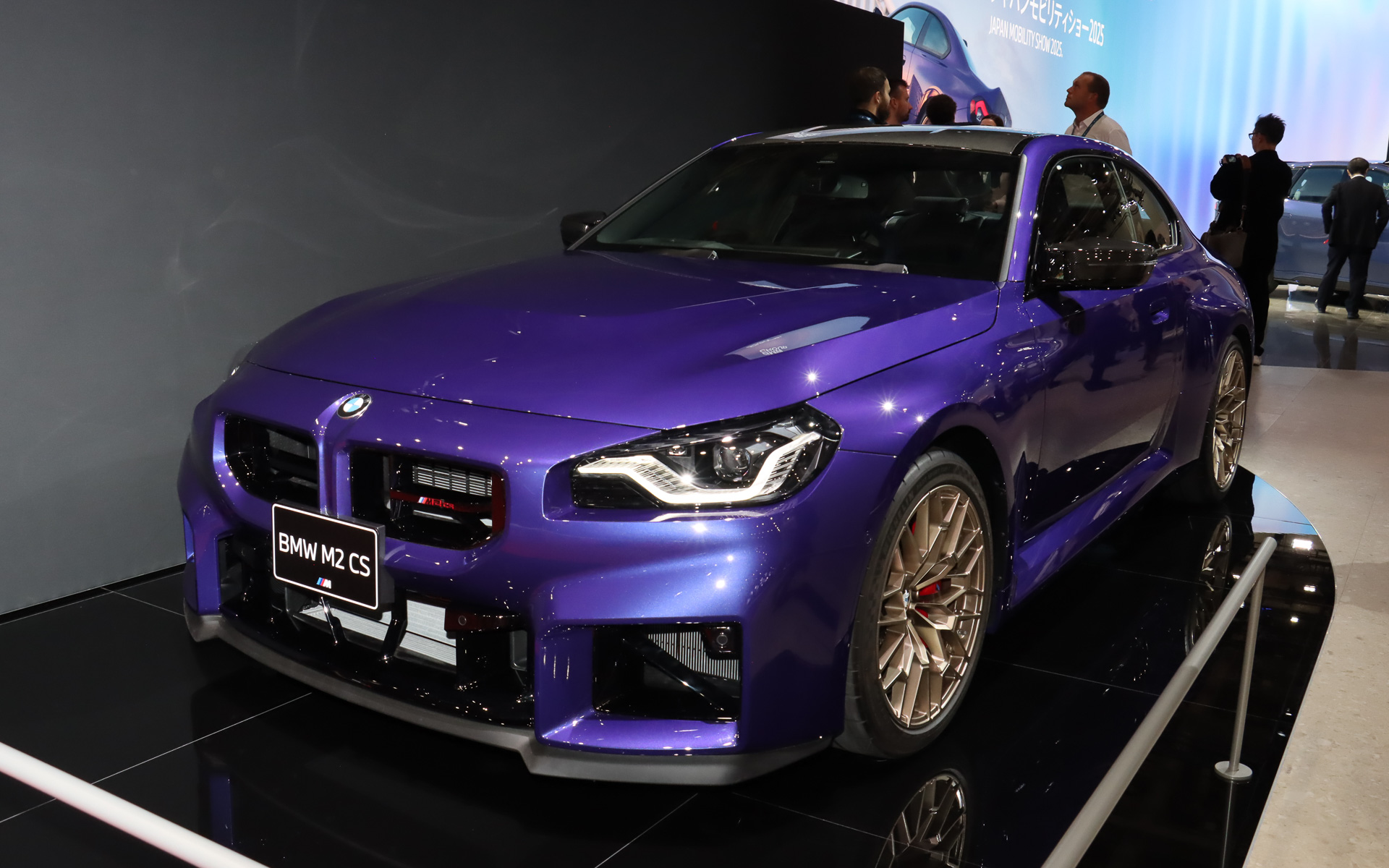 ベースモデルの「M2クーペ」から車両重量を約30kg軽量化した「M2 CS」