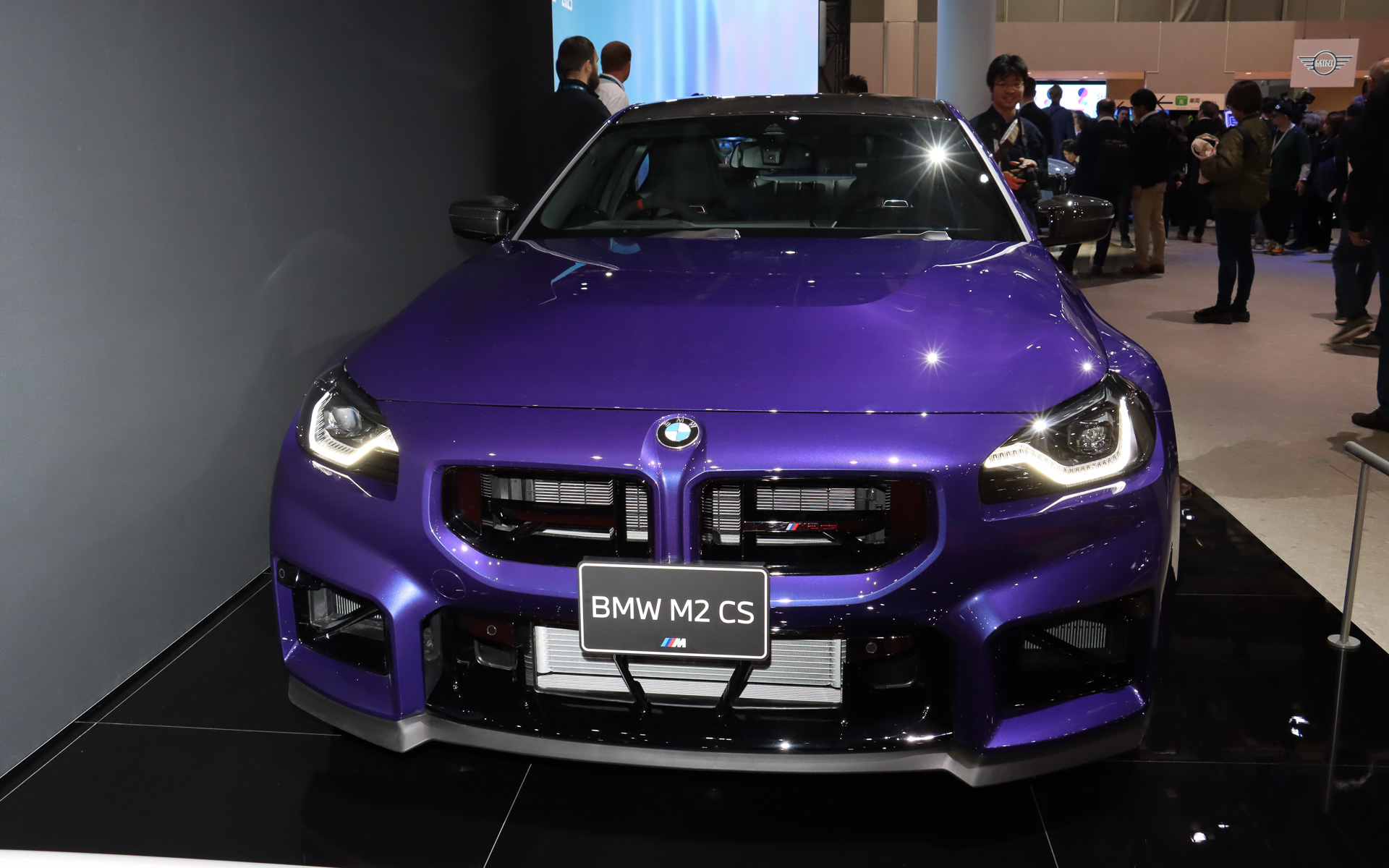 カーボンルーフやダックテール形状のカーボンファイバートランクリッドに加え、鍛造Mライトアロイホイールなどの採用でベースモデルから約30kgの軽量化を実現