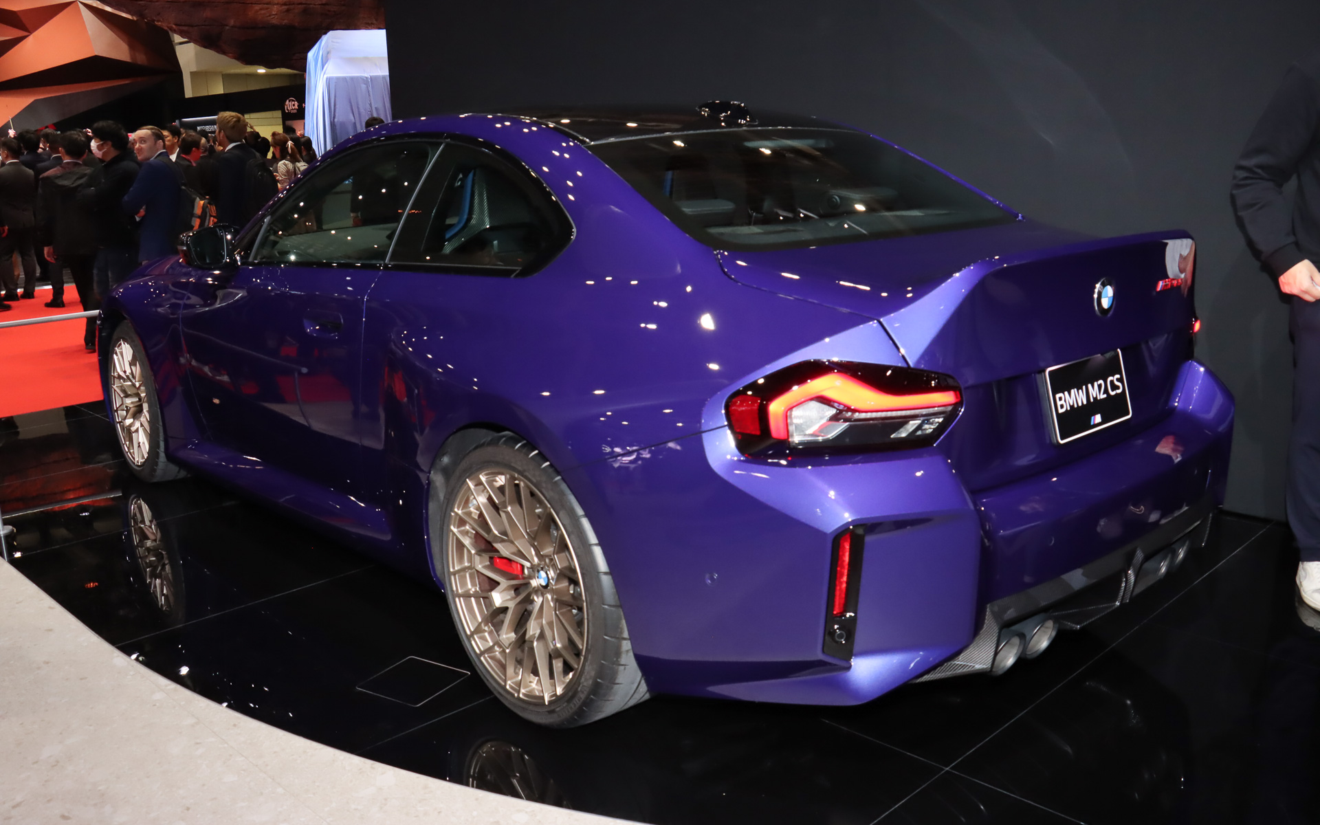 カーボンルーフやダックテール形状のカーボンファイバートランクリッドに加え、鍛造Mライトアロイホイールなどの採用でベースモデルから約30kgの軽量化を実現