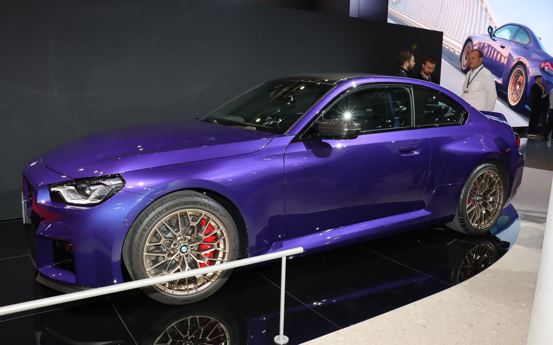 カーボンルーフやダックテール形状のカーボンファイバートランクリッドに加え、鍛造Mライトアロイホイールなどの採用でベースモデルから約30kgの軽量化を実現