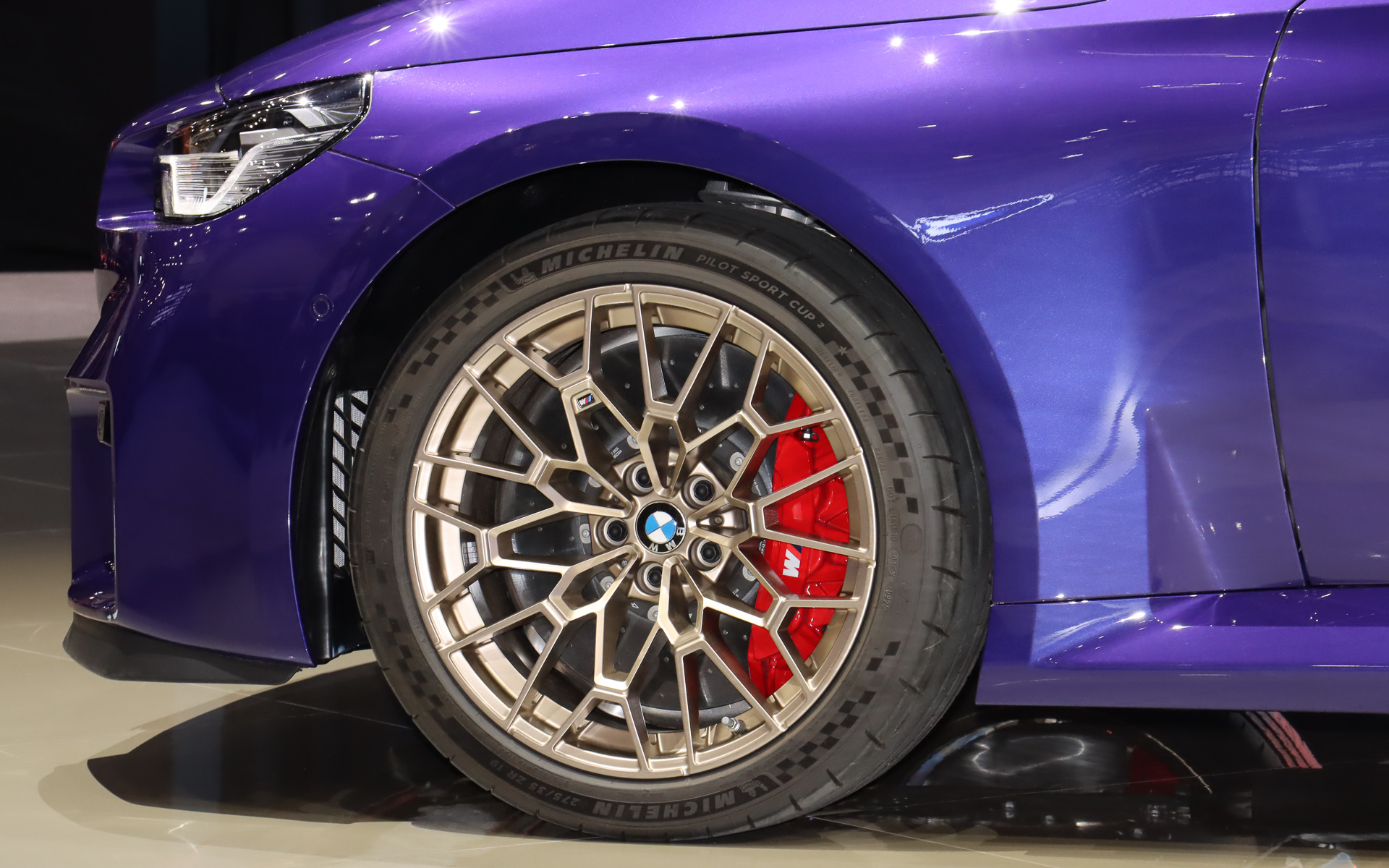 カーボンルーフやダックテール形状のカーボンファイバートランクリッドに加え、鍛造Mライトアロイホイールなどの採用でベースモデルから約30kgの軽量化を実現