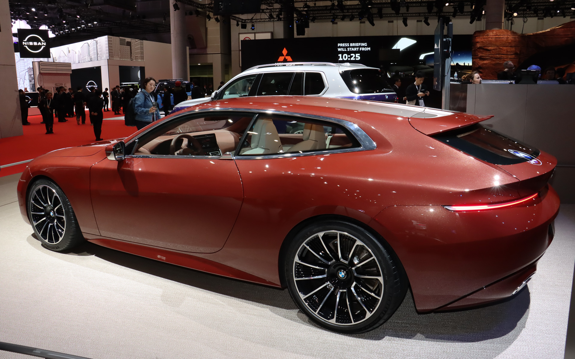 伸びやかなボディに2つのシートを備える贅沢な仕様